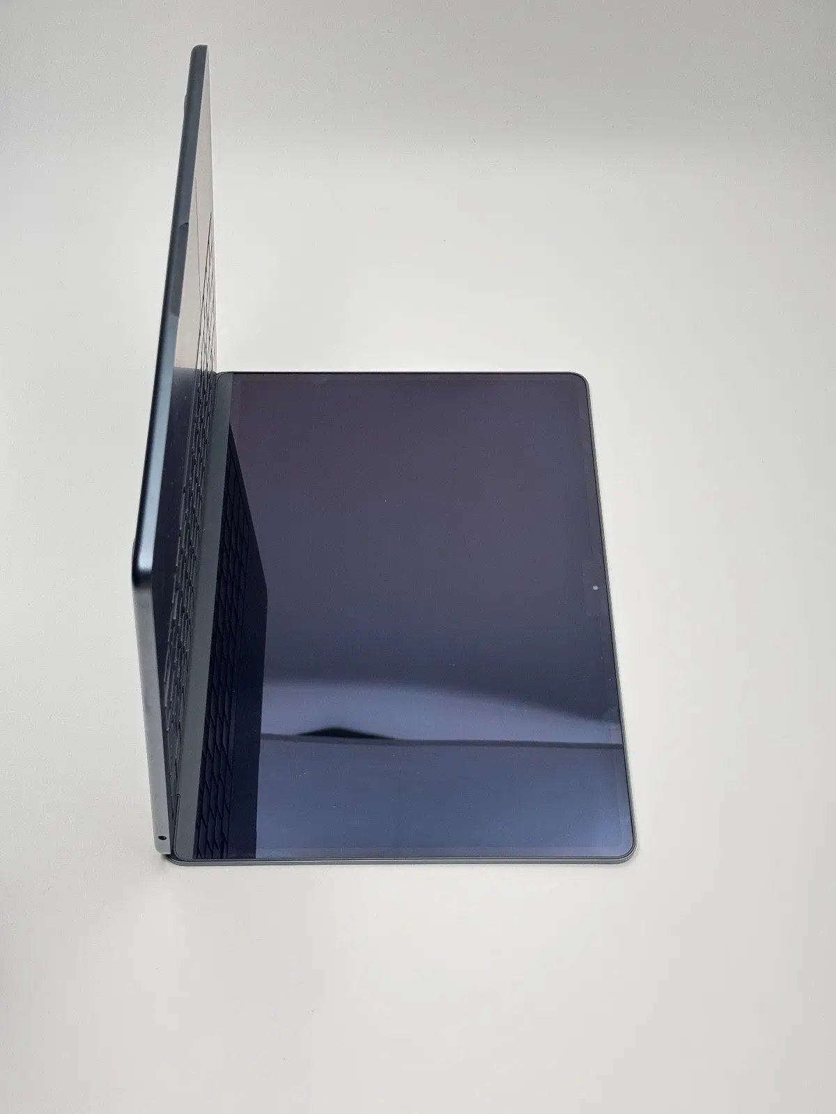 Apple MacBook Air 13,6 Zoll | M2 CPU | 2022 | 256 GB SSD | 8 GB RAM | Mitternacht D&S Resell GbR