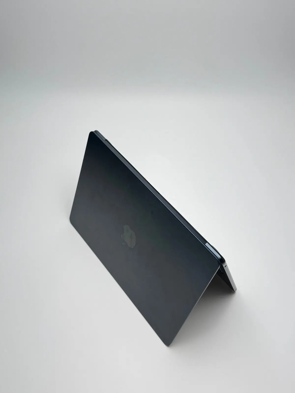 Apple MacBook Air 13,6 Zoll | M2 CPU | 2022 | 256 GB SSD | 8 GB RAM | Mitternacht D&S Resell GbR