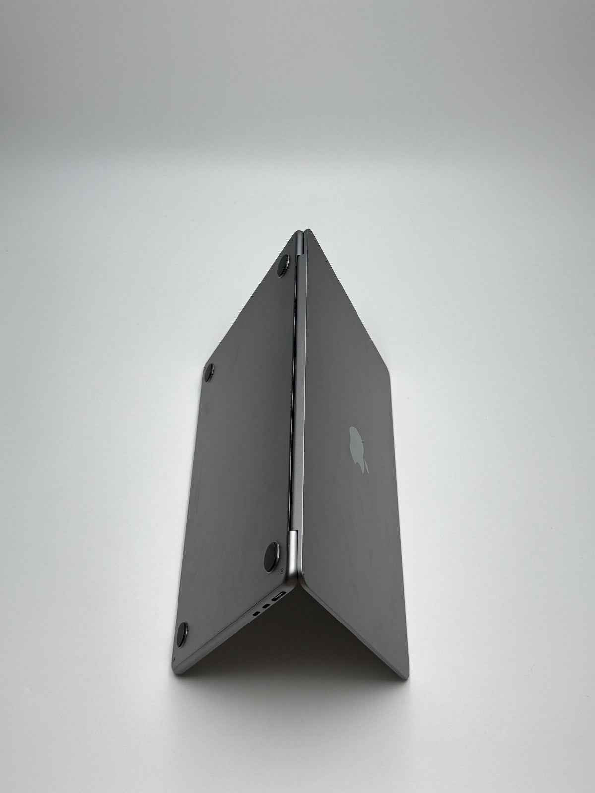 Apple MacBook Air 13,6 Zoll | M2 CPU | 2022 | 256 GB SSD | 8 GB RAM | Space Grau D&S Resell GbR