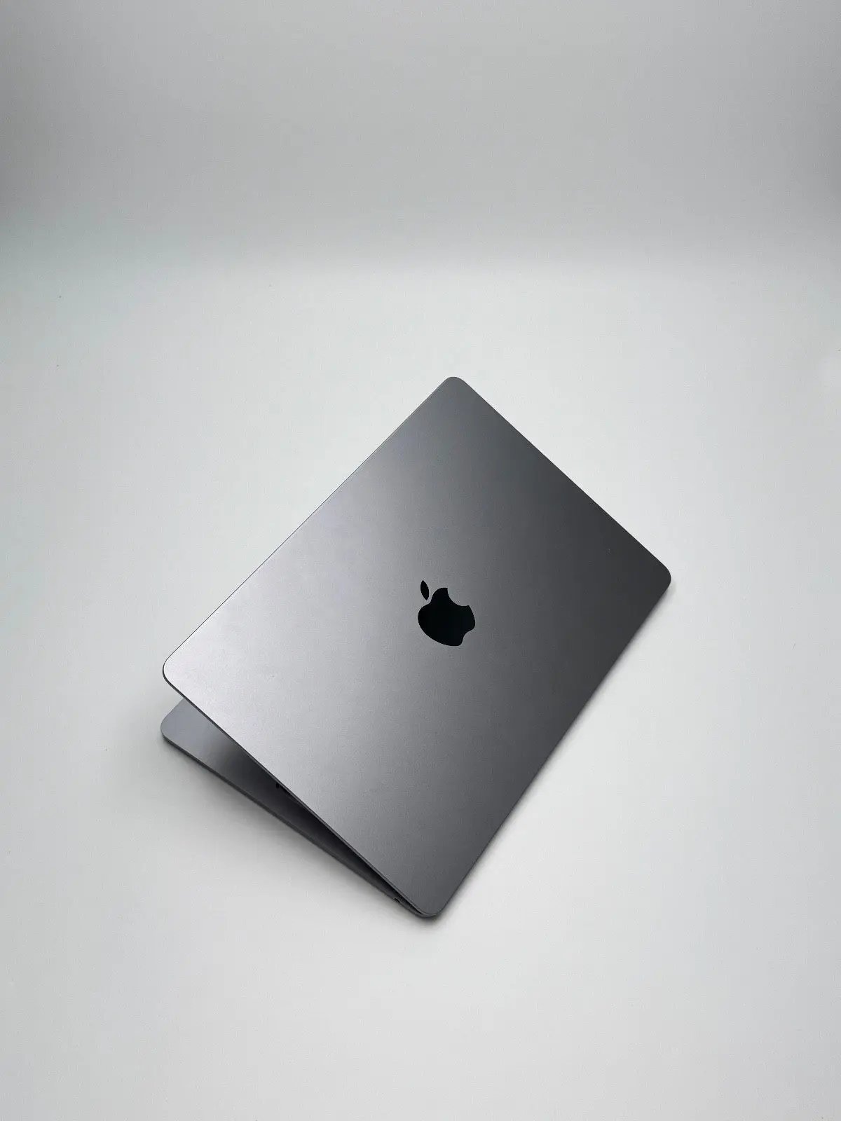 Apple MacBook Air 13,6 Zoll | M2 CPU | 2022 | 256 GB SSD | 8 GB RAM | Space Grau D&S Resell GbR