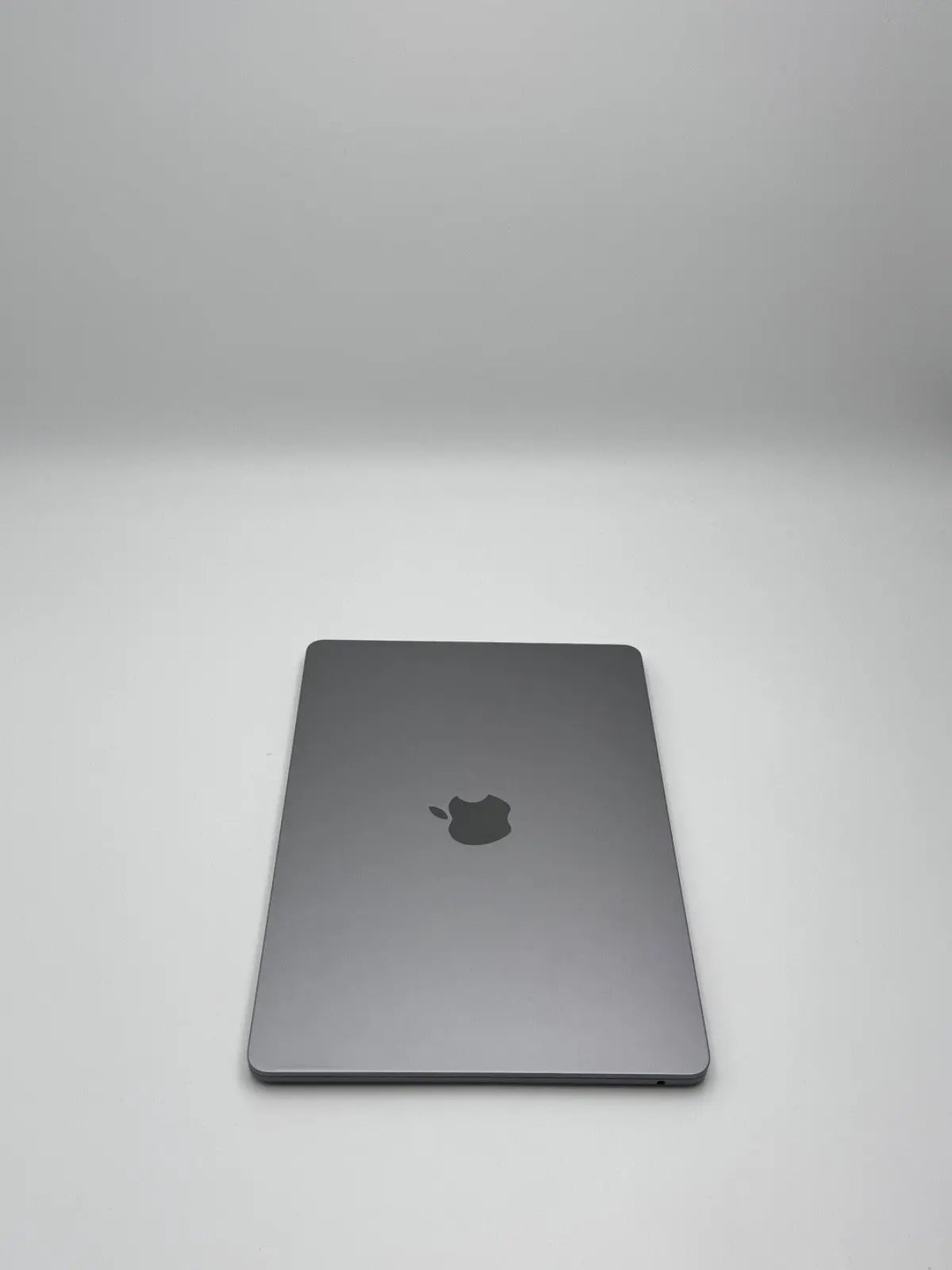 Apple MacBook Air 13,6 Zoll | M2 CPU | 2022 | 256 GB SSD | 8 GB RAM | Space Grau D&S Resell GbR