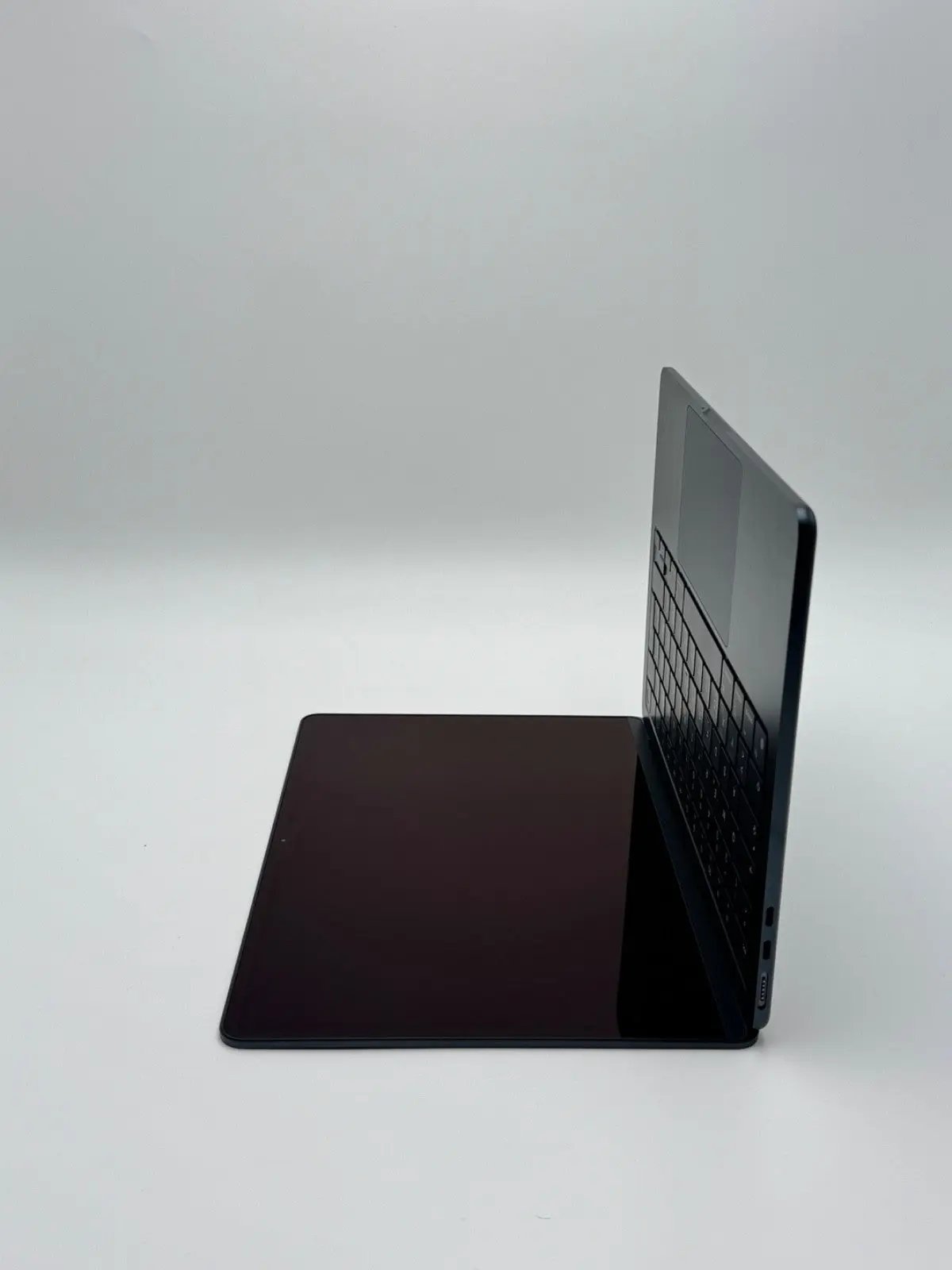 Apple MacBook Air 13,6 Zoll | M2 CPU | 2022 | 256 GB SSD | 8 GB RAM | Mitternacht D&S Resell GbR