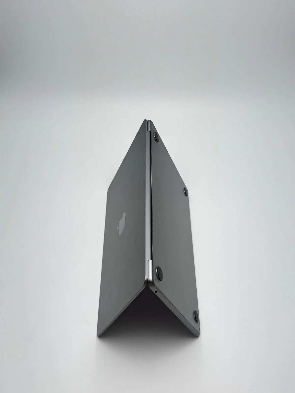 Apple MacBook Air 13,6 Zoll | M2 CPU | 2022 | 256 GB SSD | 8 GB RAM | Space Grau D&S Resell GbR