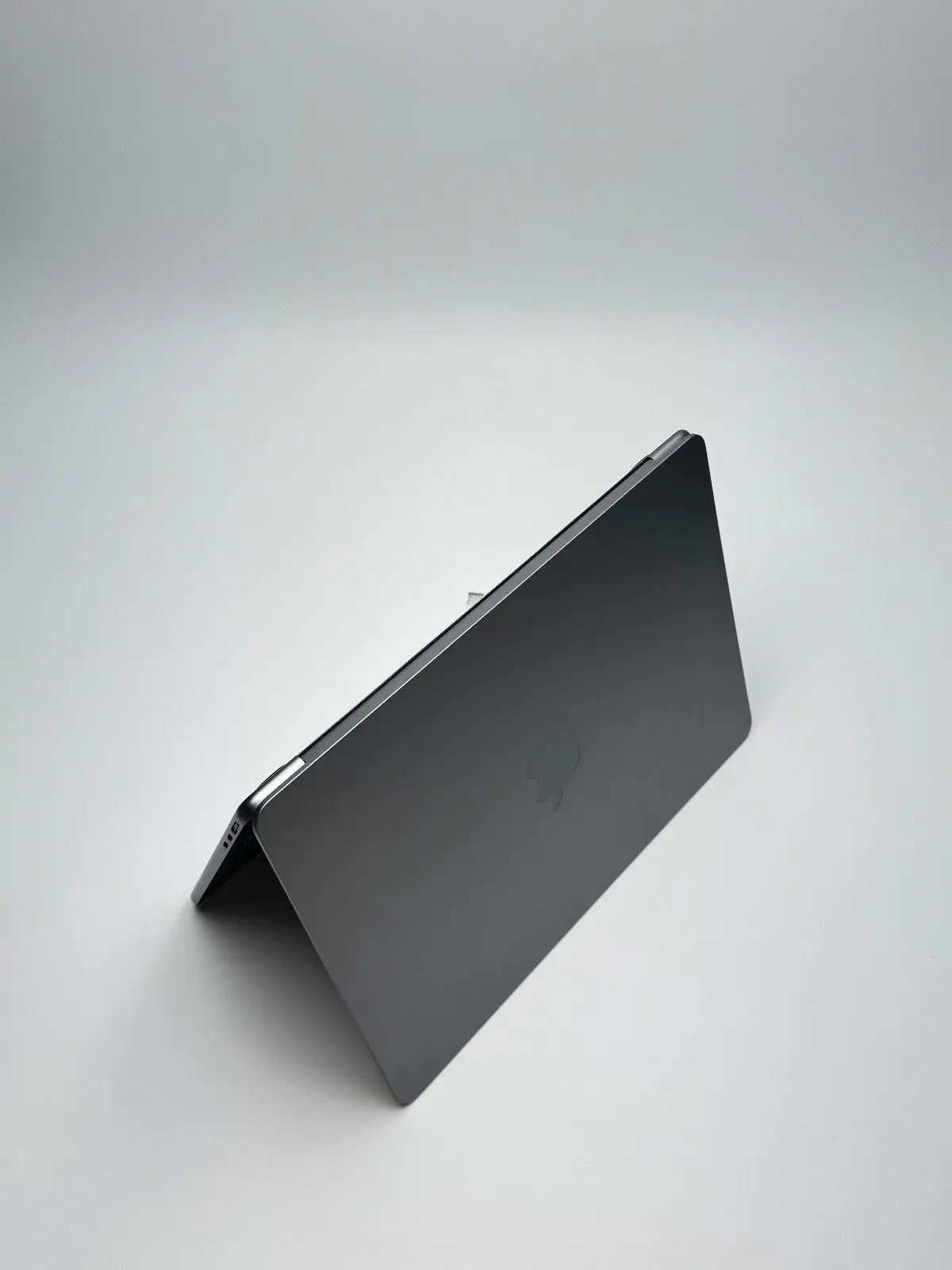 Apple MacBook Air 13,6 Zoll | M2 CPU | 2022 | 256 GB SSD | 8 GB RAM | Space Grau D&S Resell GbR