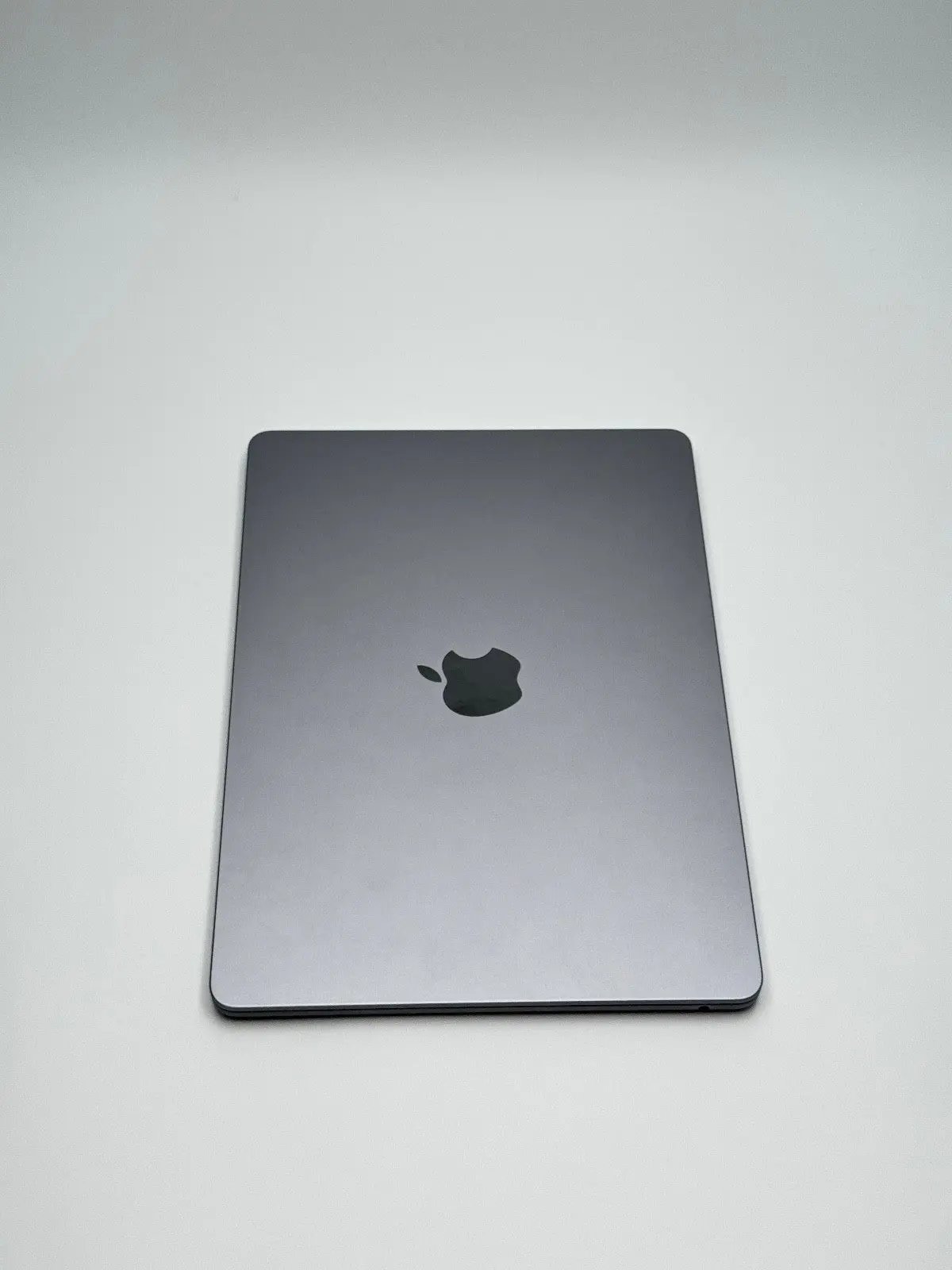 Apple MacBook Air 13,6 Zoll | M2 CPU | 2022 | 256 GB SSD | 8 GB RAM | Space Grau D&S Resell GbR