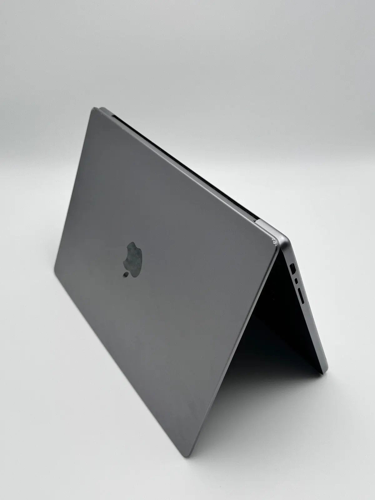 Apple MacBook Pro 16,2 Zoll | M1 CPU | 2021 | 512 GB SSD | 16 GB RAM | Space Grau D&S Resell GbR