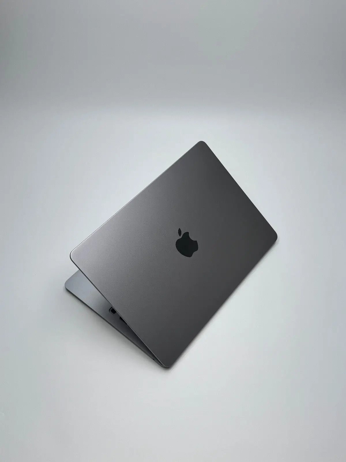 Apple MacBook Air 13,6 Zoll | M2 CPU | 2022 | 256 GB SSD | 8 GB RAM | Space Grau D&S Resell GbR