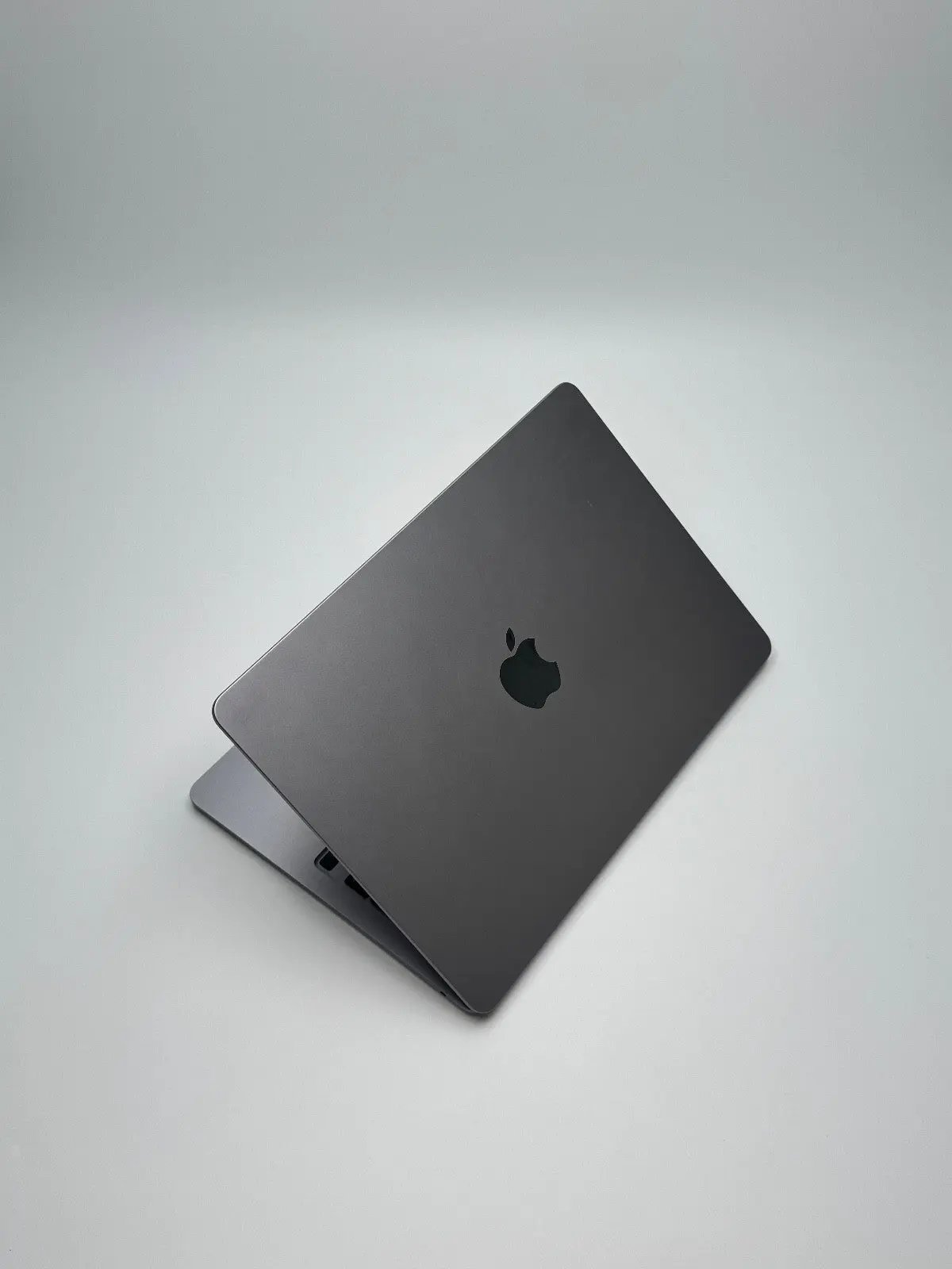 Apple MacBook Air 13,6 Zoll | M2 CPU | 2022 | 256 GB SSD | 8 GB RAM | Space Grau D&S Resell GbR