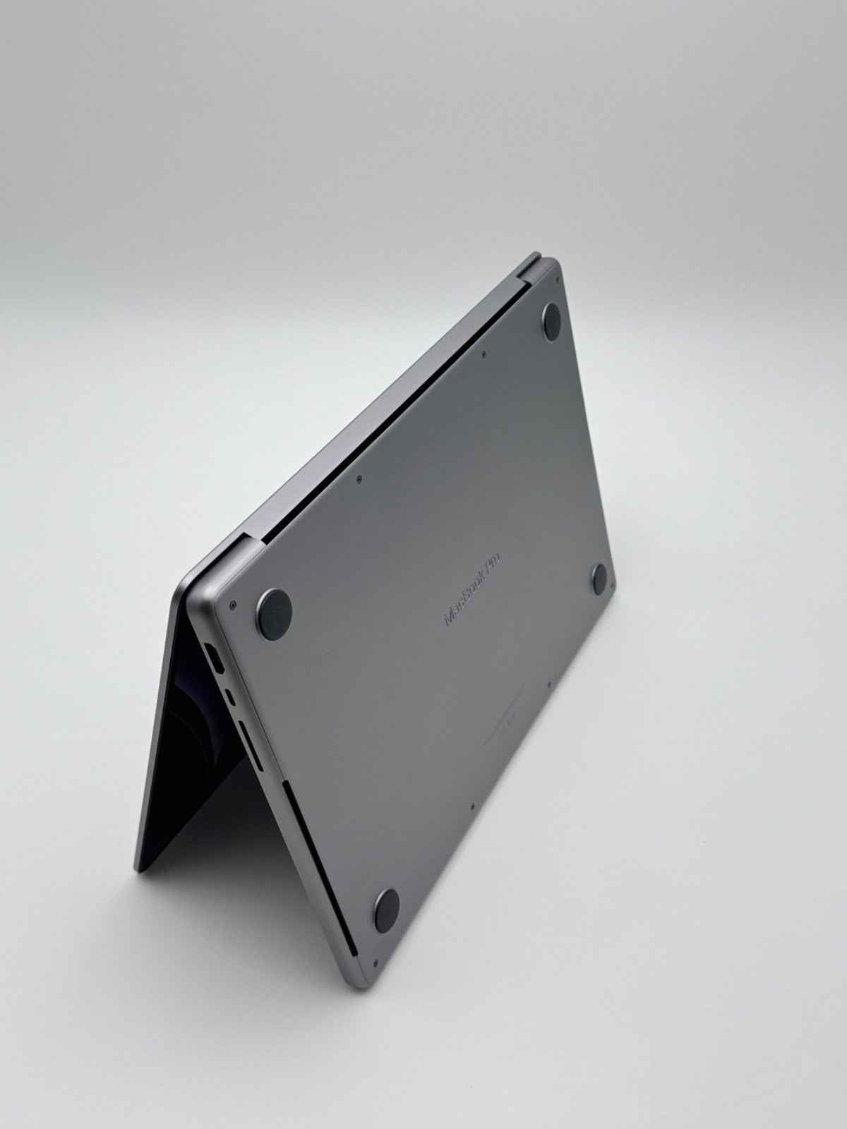 Apple MacBook Pro 14,2 Zoll | M2 Pro | 2023 | 512 GB SSD | 16 GB RAM | Space Grau D&S Resell GbR