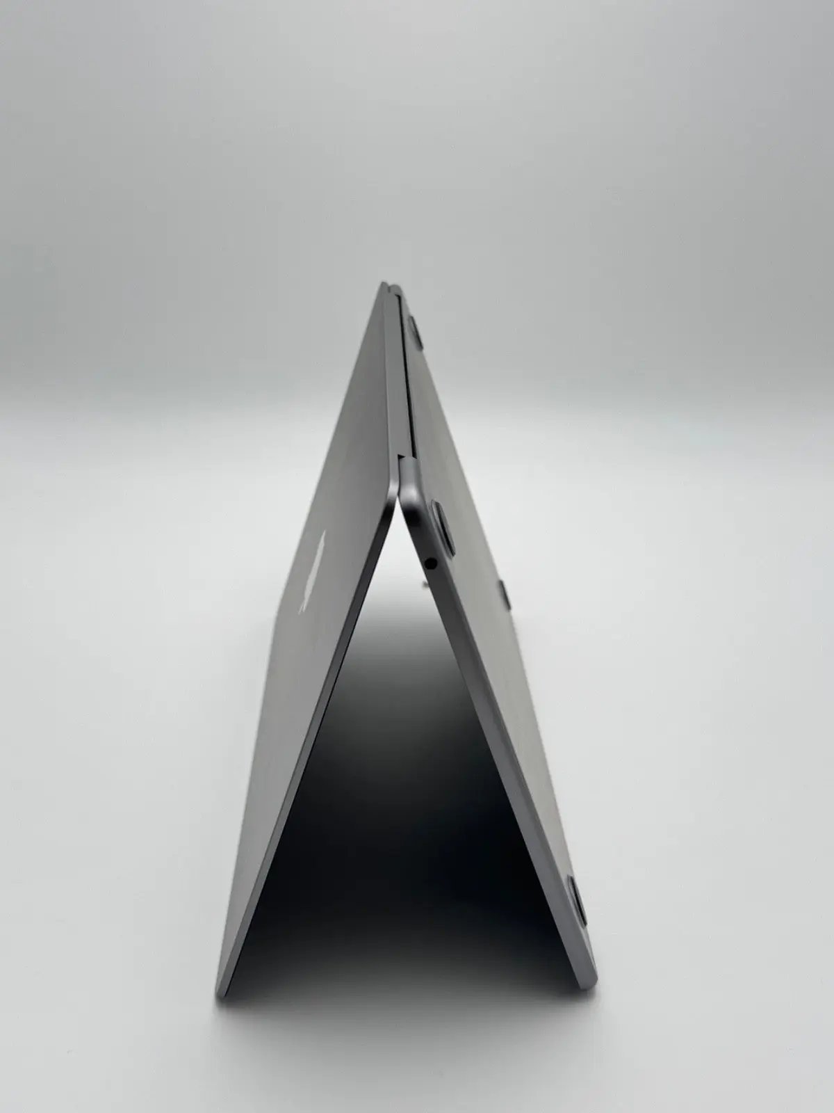 Apple MacBook Air 13,6 Zoll | M2 CPU | 2022 | 256 GB SSD | 8 GB RAM | Space Grau D&S Resell GbR