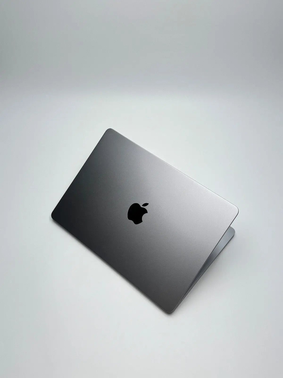 Apple MacBook Air 13,6 Zoll | M2 CPU | 2022 | 256 GB SSD | 8 GB RAM | Space Grau D&S Resell GbR