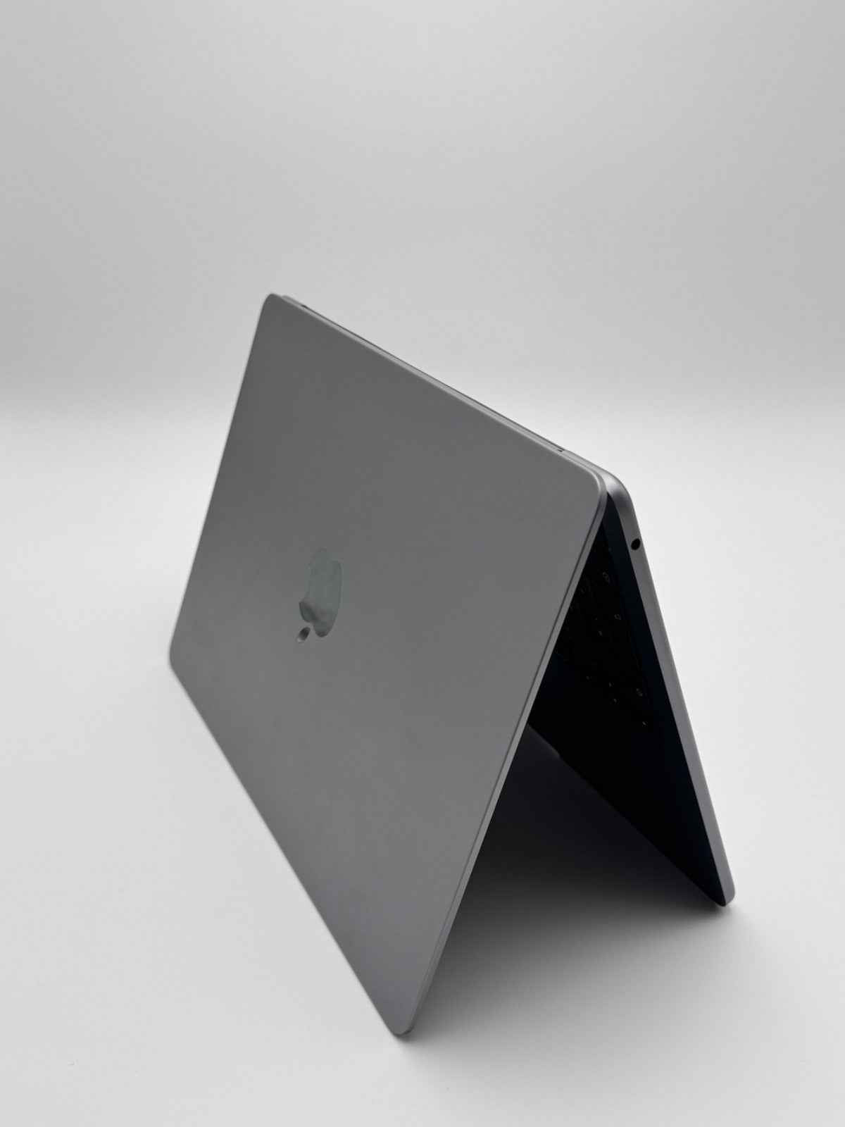 Apple MacBook Air 13,6 Zoll | M2 CPU | 2022 | 256 GB SSD | 8 GB RAM | Space Grau D&S Resell GbR