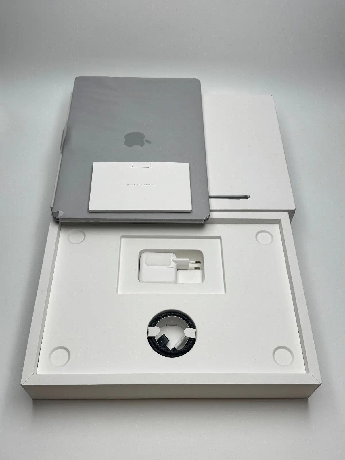 Apple MacBook Air 15,3 Zoll | M2 CPU | 2023 | 256 GB SSD | 8 GB RAM | Space Grau D&S Resell GbR