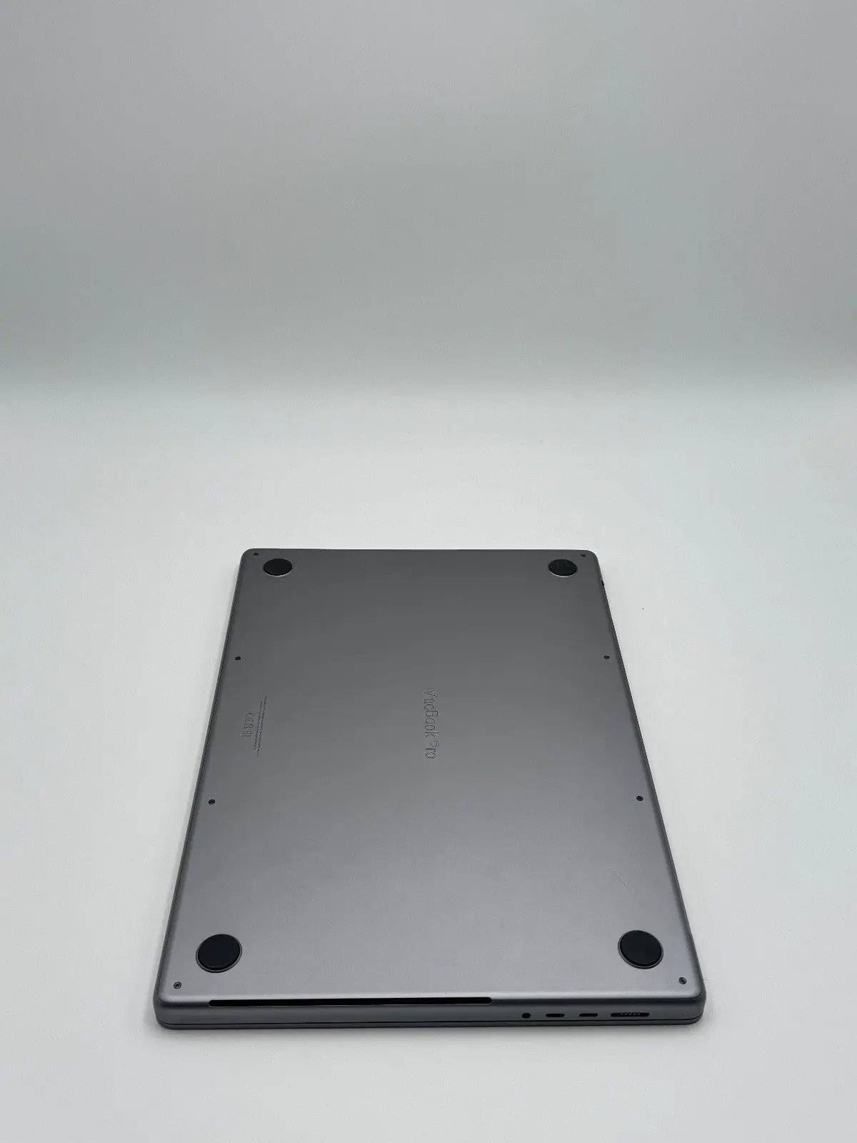 Apple MacBook Pro 16,2 Zoll | M1 CPU | 2021 | 512 GB SSD | 16 GB RAM | Space Grau D&S Resell GbR