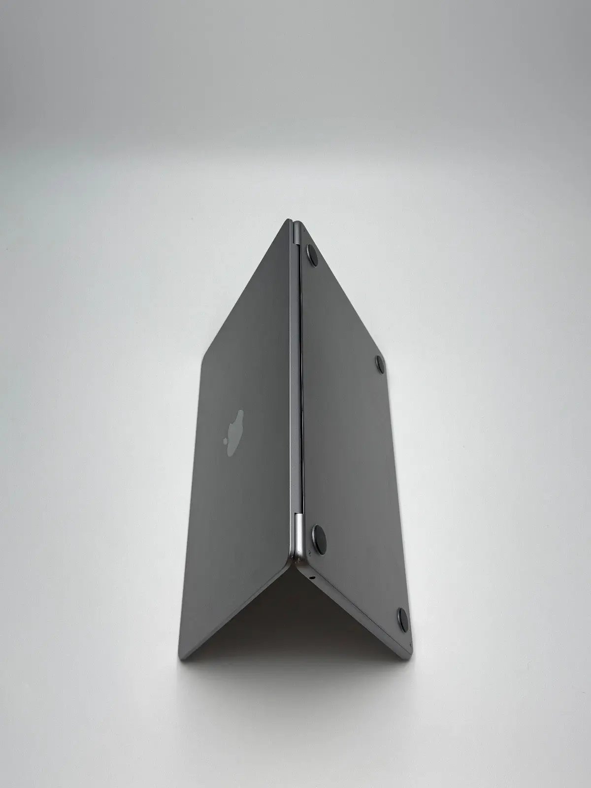 Apple MacBook Air 13,6 Zoll | M2 CPU | 2022 | 256 GB SSD | 8 GB RAM | Space Grau D&S Resell GbR