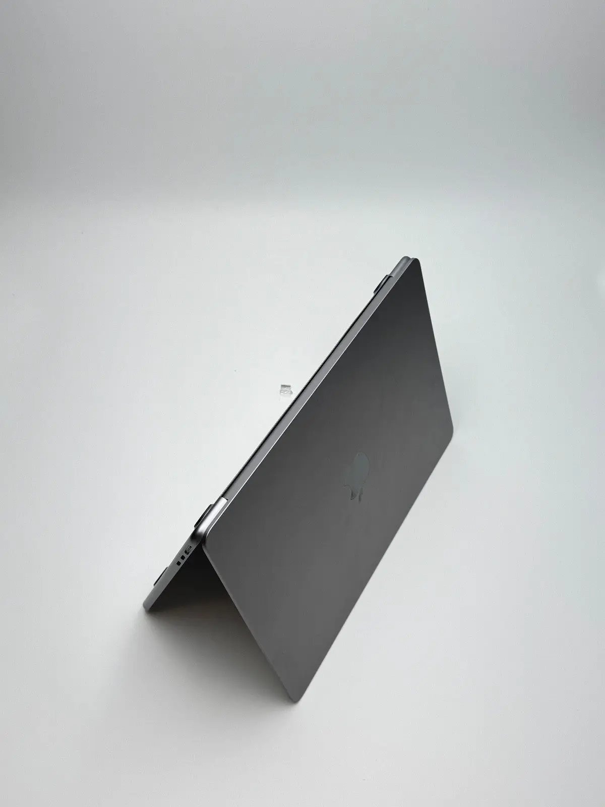 Apple MacBook Air 13,6 Zoll | M2 CPU | 2022 | 256 GB SSD | 8 GB RAM | Space Grau D&S Resell GbR