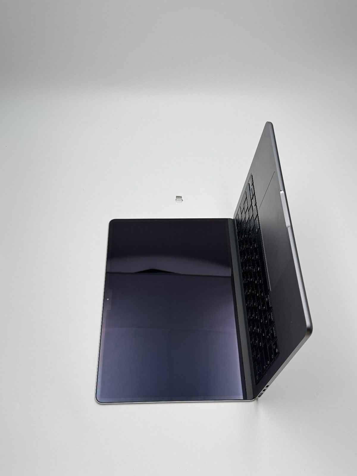 Apple MacBook Air 13,6 Zoll | M2 CPU | 2022 | 256 GB SSD | 8 GB RAM | Space Grau D&S Resell GbR