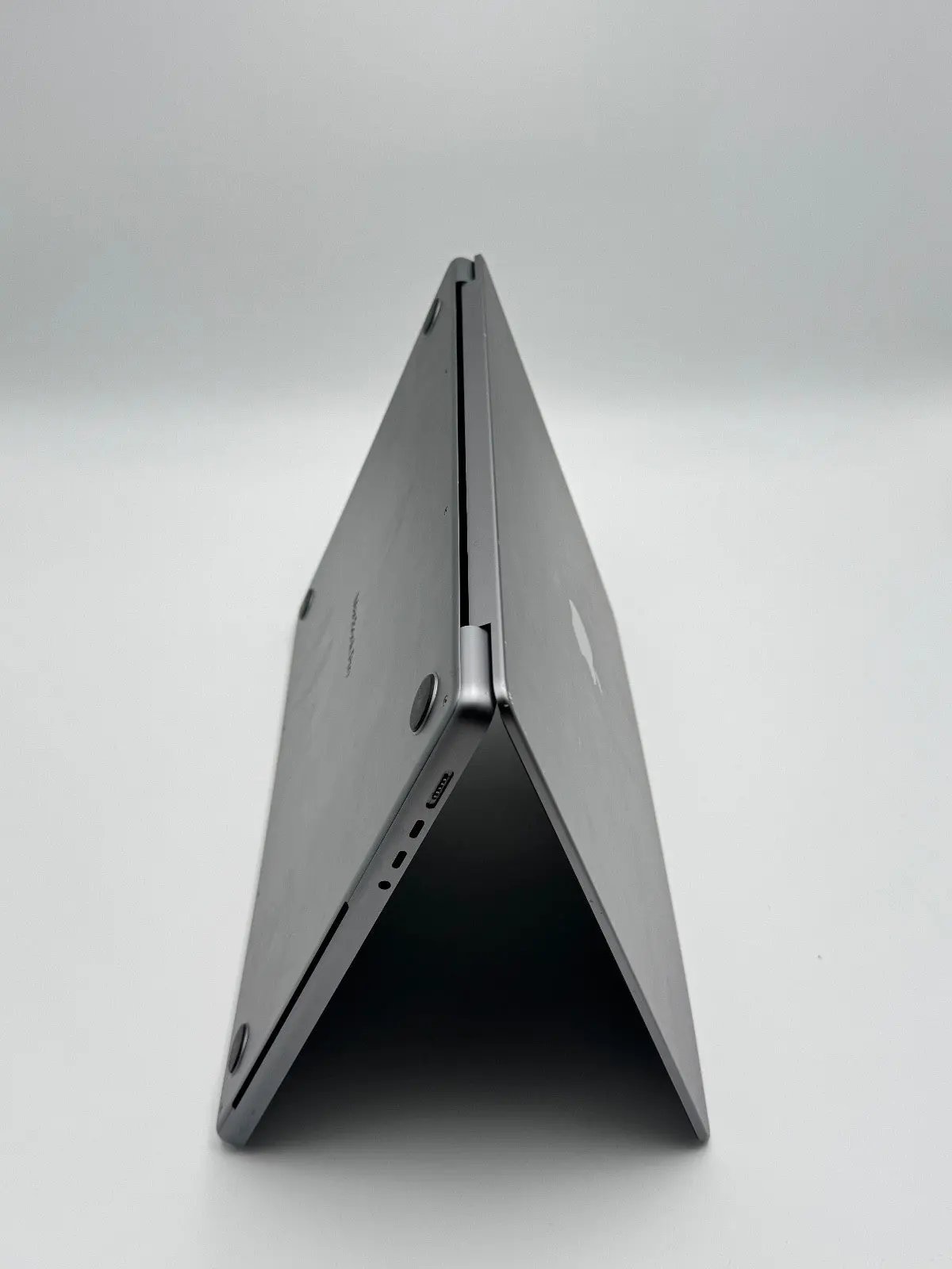 Apple MacBook Pro 16,2 Zoll | M1 CPU | 2021 | 512 GB SSD | 16 GB RAM | Space Grau D&S Resell GbR