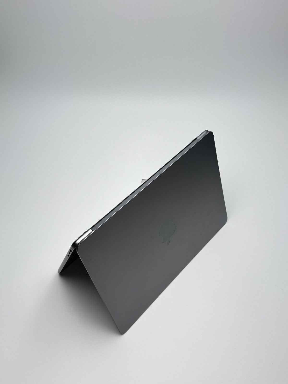 Apple MacBook Air 13,6 Zoll | M2 CPU | 2022 | 256 GB SSD | 8 GB RAM | Space Grau D&S Resell GbR