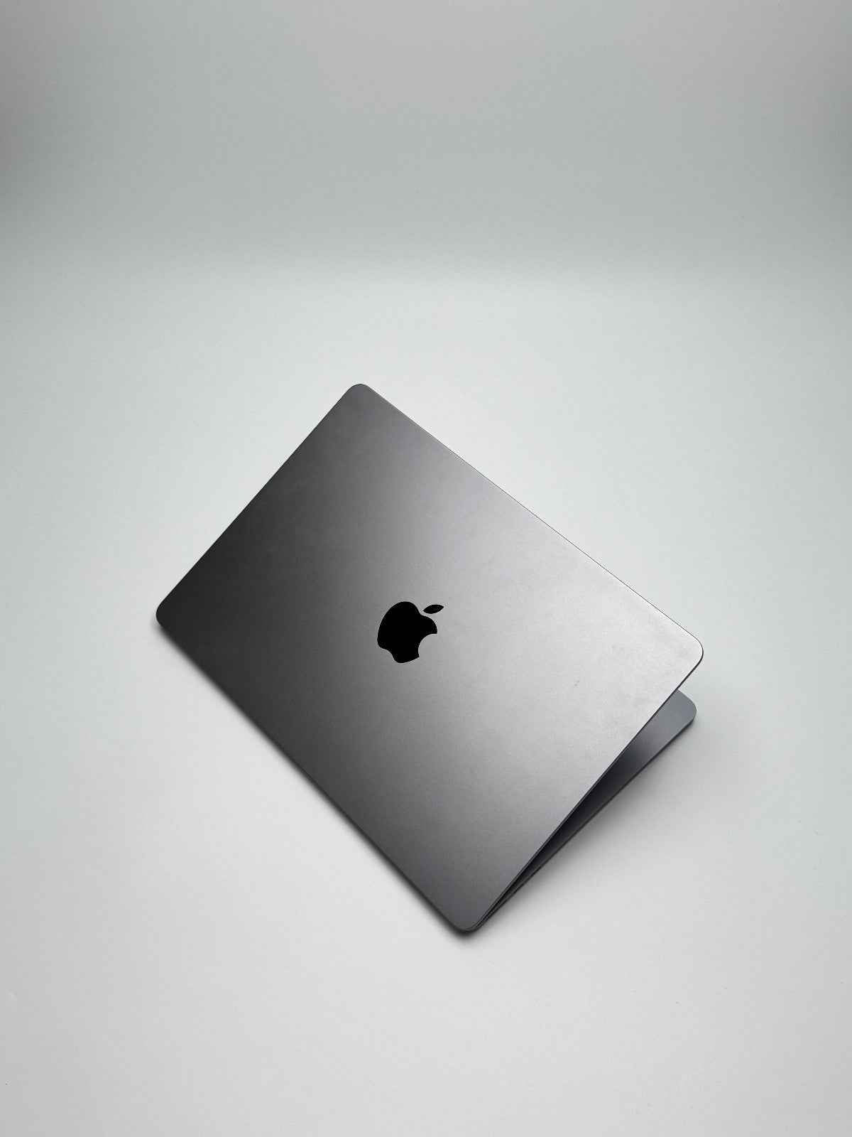 Apple MacBook Air 13,6 Zoll | M2 CPU | 2022 | 256 GB SSD | 8 GB RAM | Space Grau D&S Resell GbR