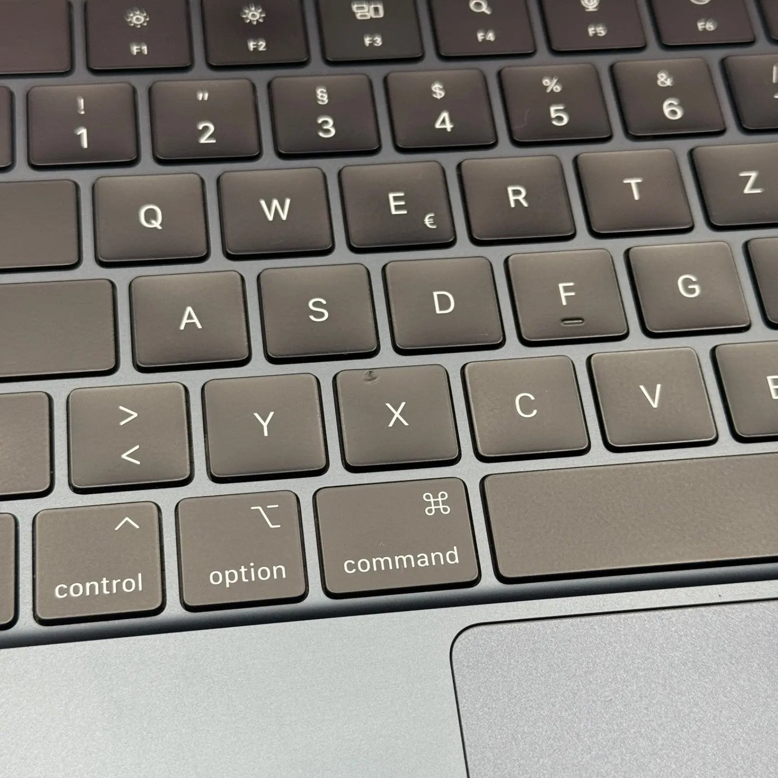 Apple MacBook Air 13,6 Zoll | M2 CPU | 2022 | 256 GB SSD | 8 GB RAM | Mitternacht D&S Resell GbR