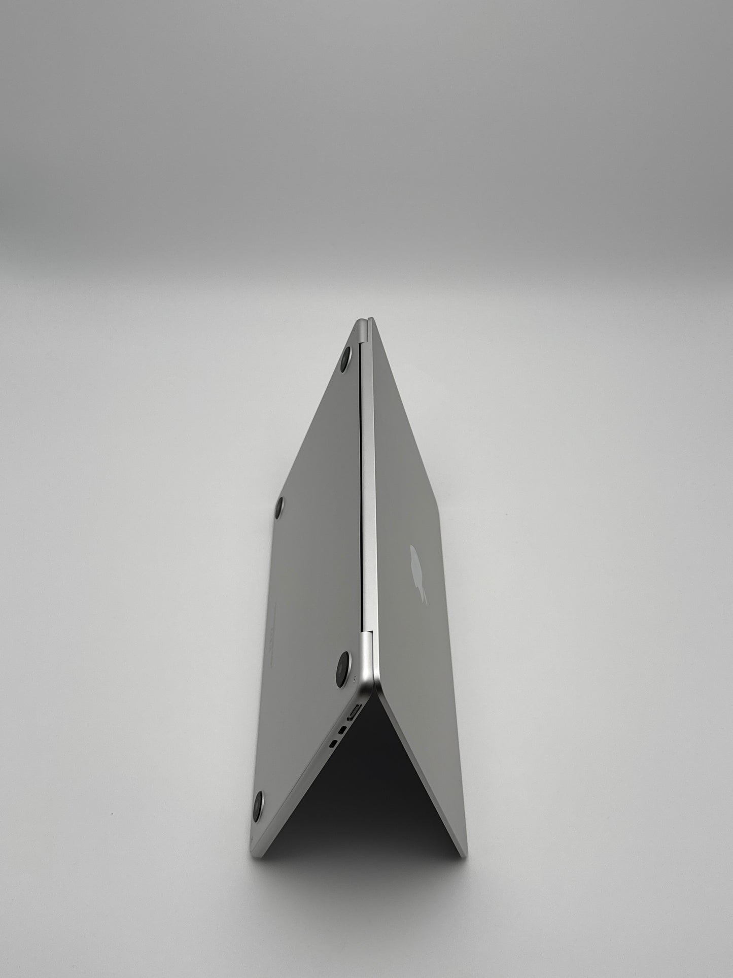 Apple MacBook Air 13,6 Zoll | M2 CPU | 2022 | 256 GB SSD | 8 GB RAM | Silber D&S Resell GbR