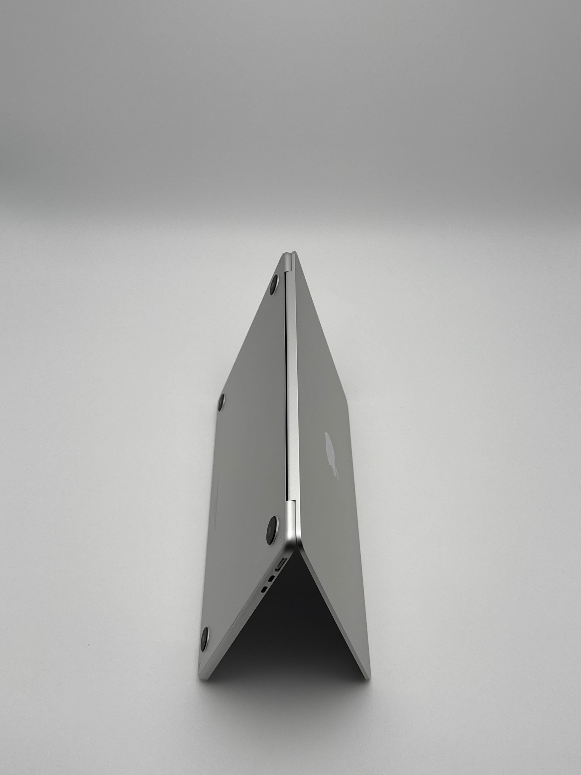 Apple MacBook Air 13,6 Zoll | M2 CPU | 2022 | 256 GB SSD | 8 GB RAM | Silber D&S Resell GbR