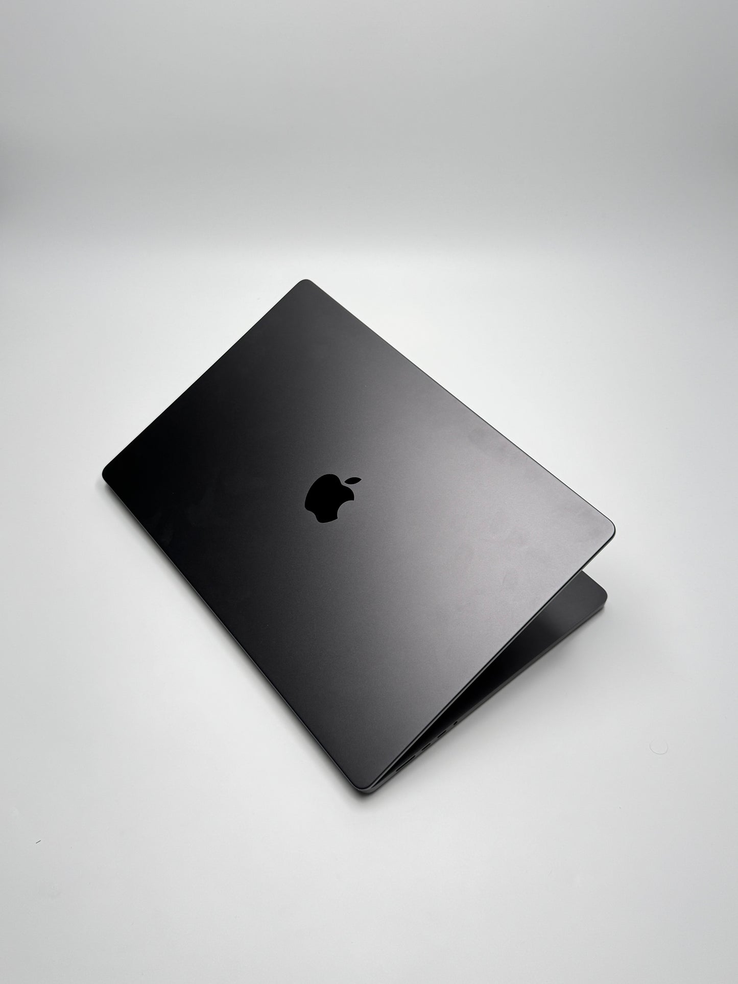 Apple MacBook Pro 16 Zoll | M3 Pro | 2023 | 1 TB SSD | 18 GB RAM | Space Schwarz