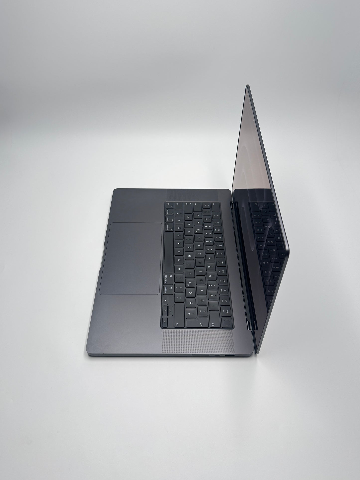 Apple MacBook Pro 16 Zoll | M3 Pro | 2023 | 1 TB SSD | 18 GB RAM | Space Schwarz