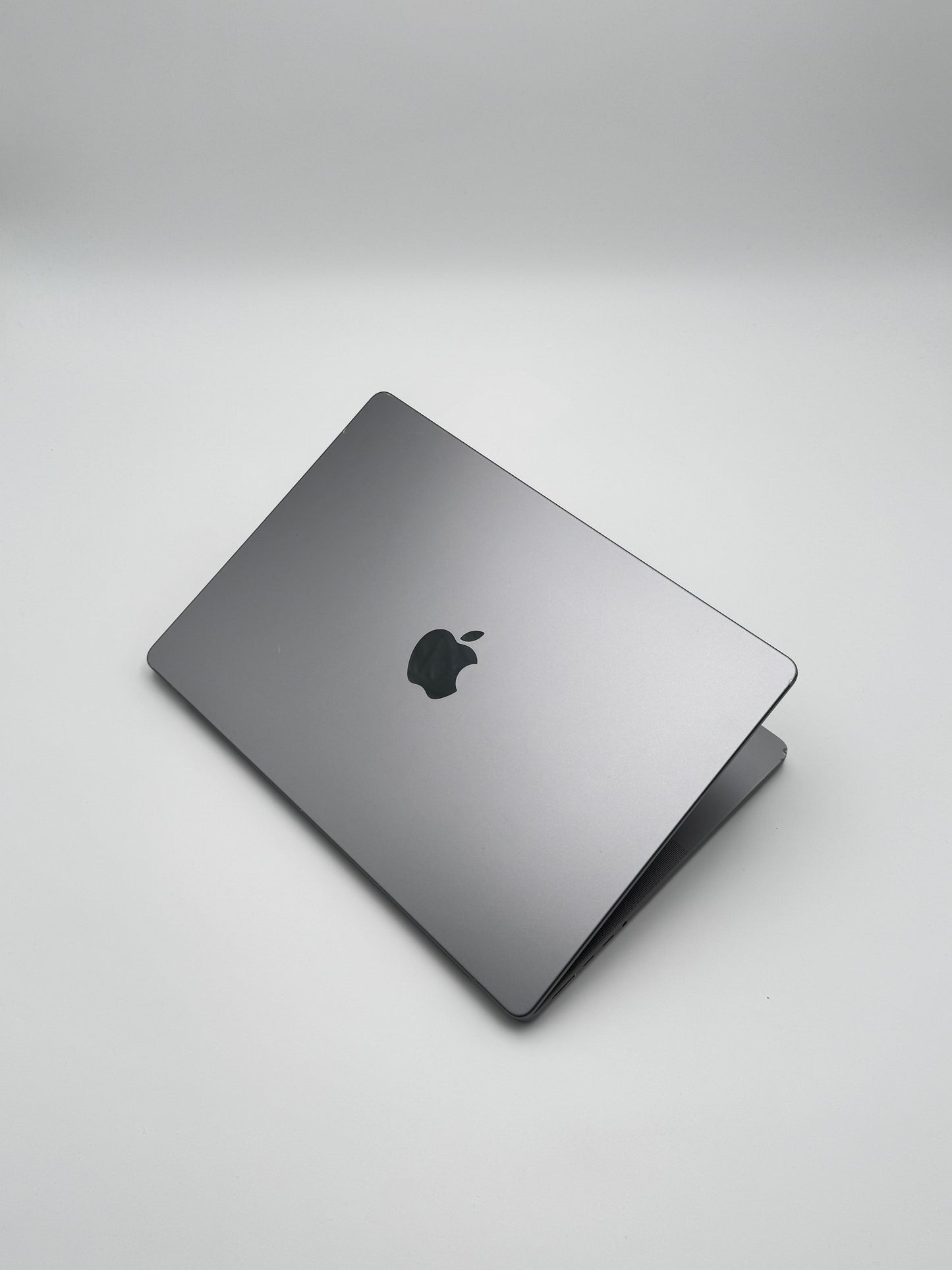 Apple MacBook Pro 14 Zoll | M3 | 2023 | 512 GB SSD | 8 GB RAM | Space Grau D&S Resell GbR