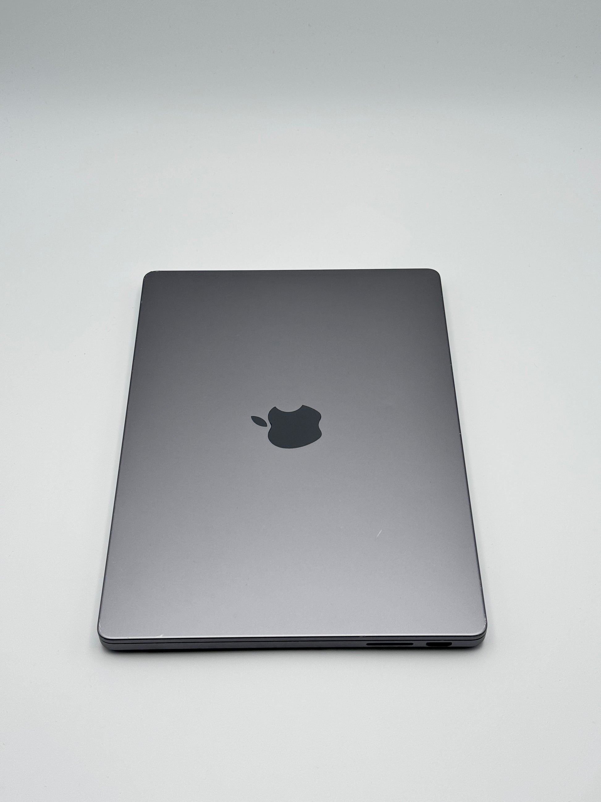 Apple MacBook Pro 14 Zoll | M3 | 2023 | 512 GB SSD | 8 GB RAM | Space Grau D&S Resell GbR