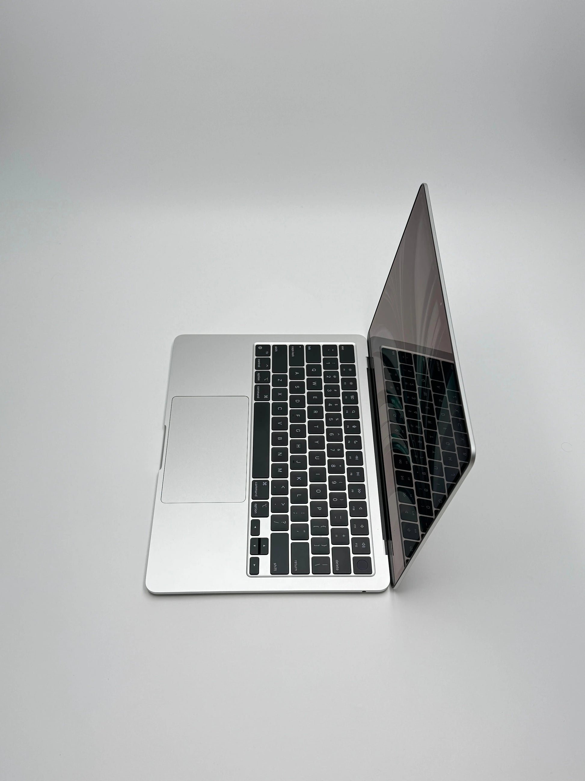 Apple MacBook Air 13,6 Zoll | M2 CPU | 2022 | 256 GB SSD | 8 GB RAM | Silber - D&S Resell GbR