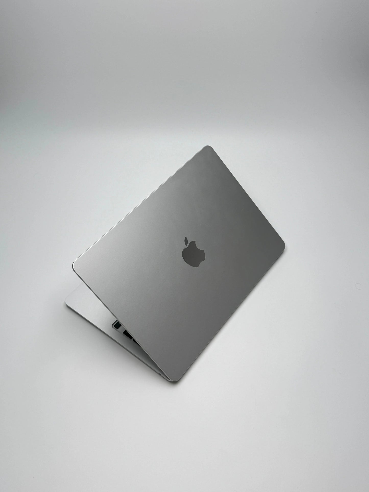 Apple MacBook Air 13,6 Zoll | M2 CPU | 2022 | 256 GB SSD | 8 GB RAM | Silber - D&S Resell GbR