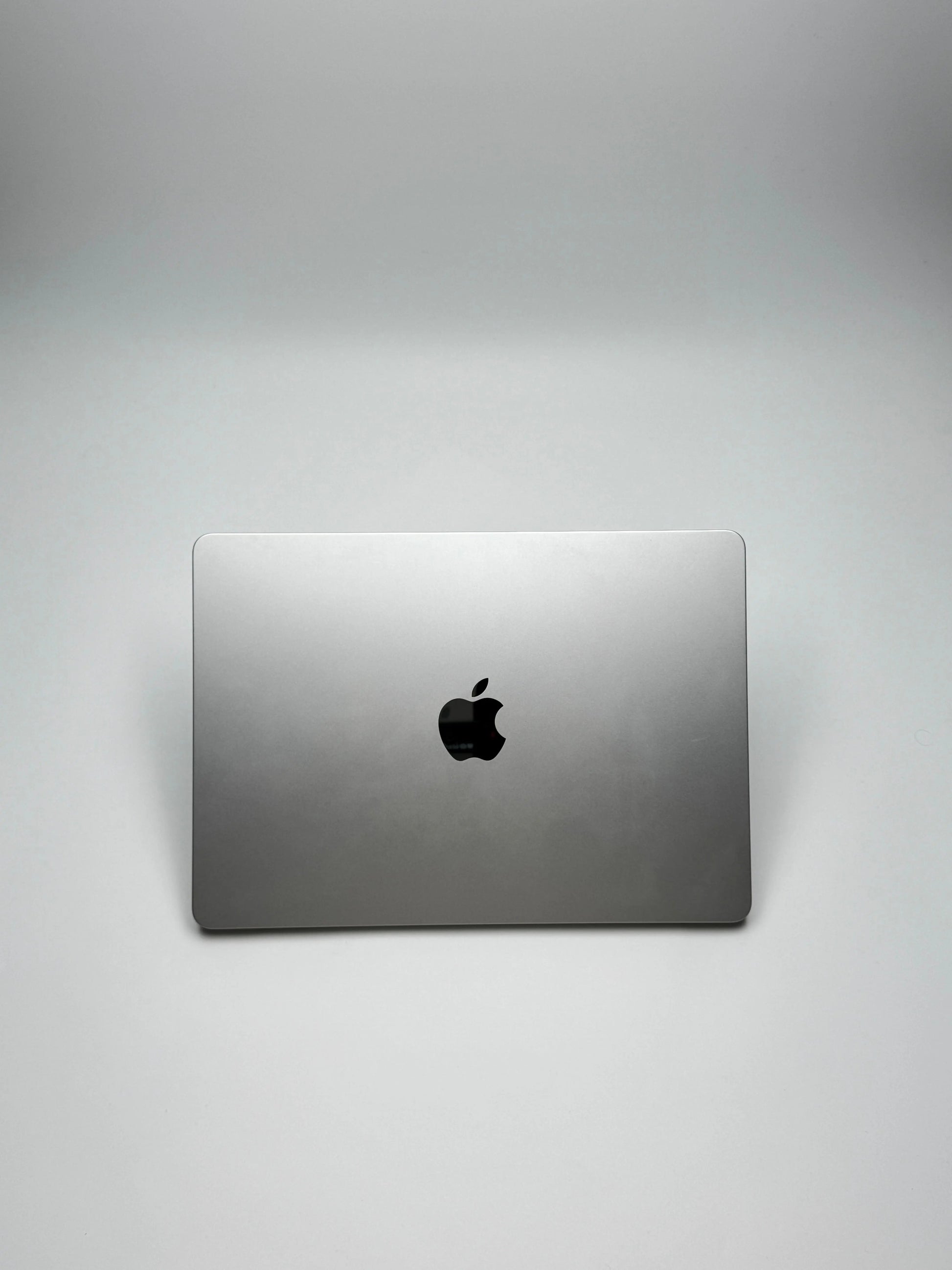 Apple MacBook Air 13,6 Zoll | M2 CPU | 2022 | 256 GB SSD | 8 GB RAM | Silber - D&S Resell GbR