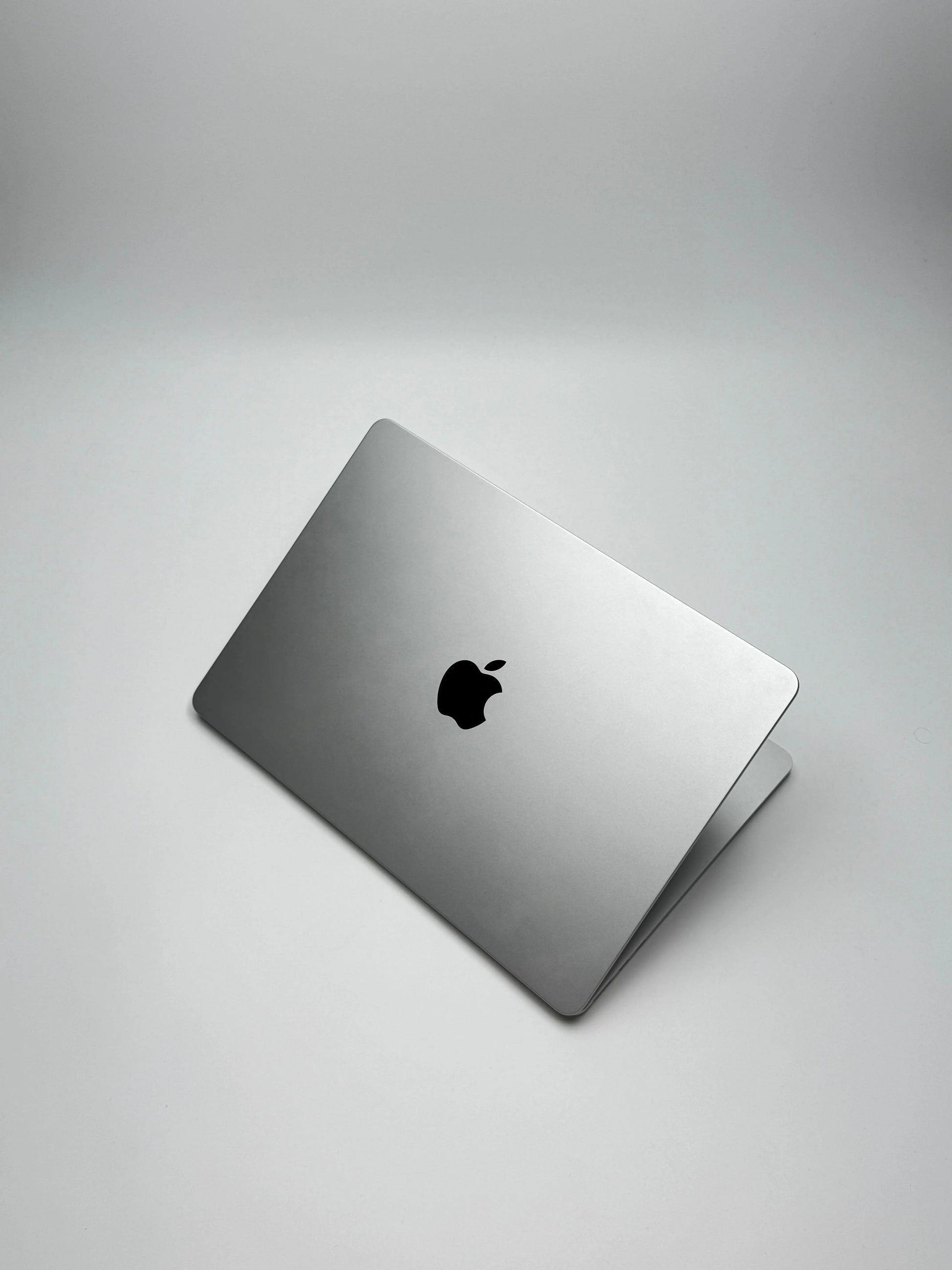 Apple MacBook Air 13,6 Zoll | M2 CPU | 2022 | 256 GB SSD | 8 GB RAM | Silber - D&S Resell GbR