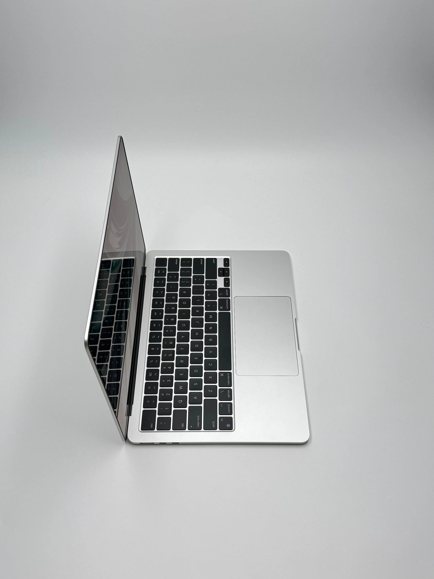 Apple MacBook Air 13,6 Zoll | M2 CPU | 2022 | 256 GB SSD | 8 GB RAM | Silber - D&S Resell GbR