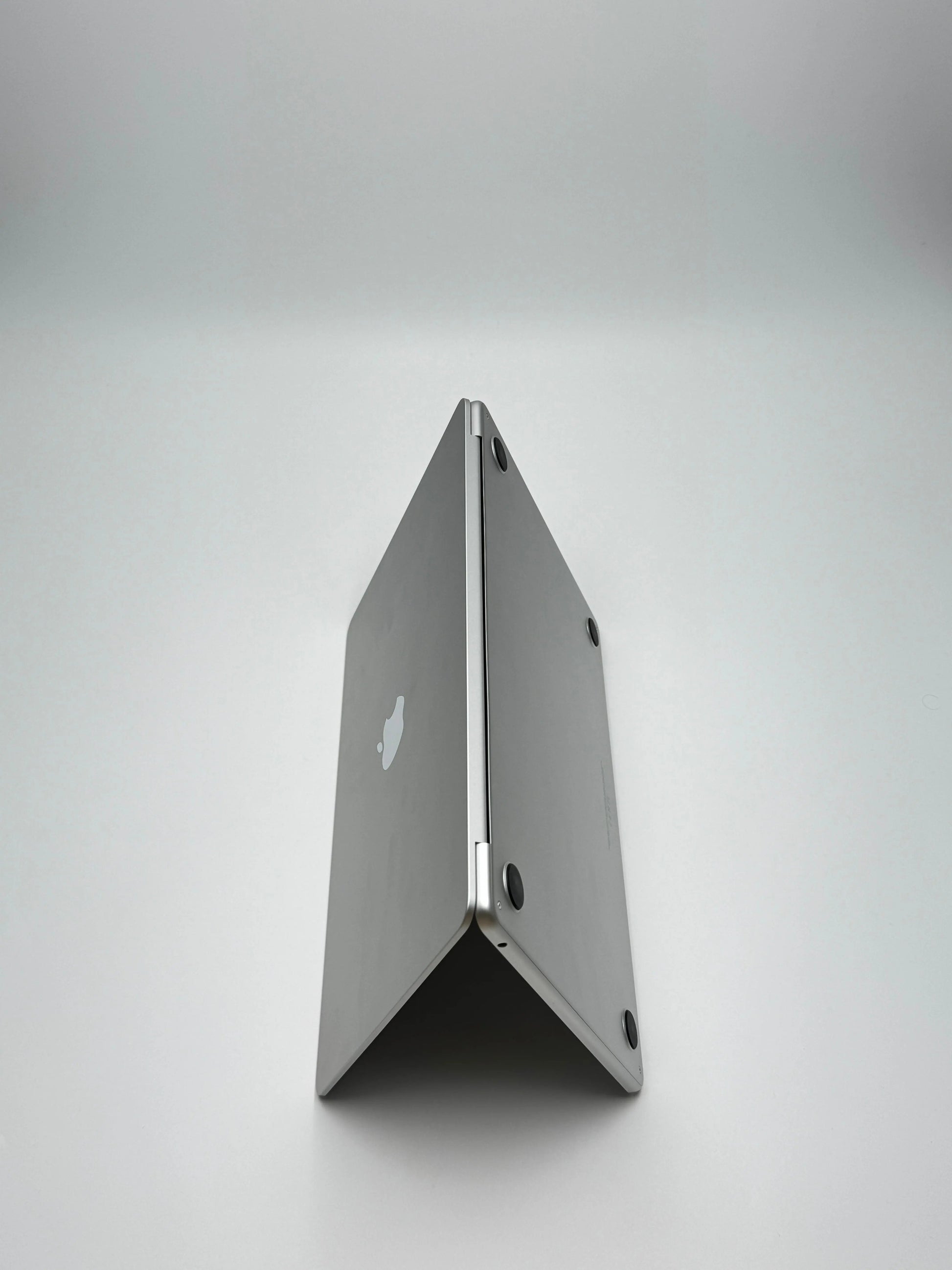 Apple MacBook Air 13,6 Zoll | M2 CPU | 2022 | 256 GB SSD | 8 GB RAM | Silber - D&S Resell GbR