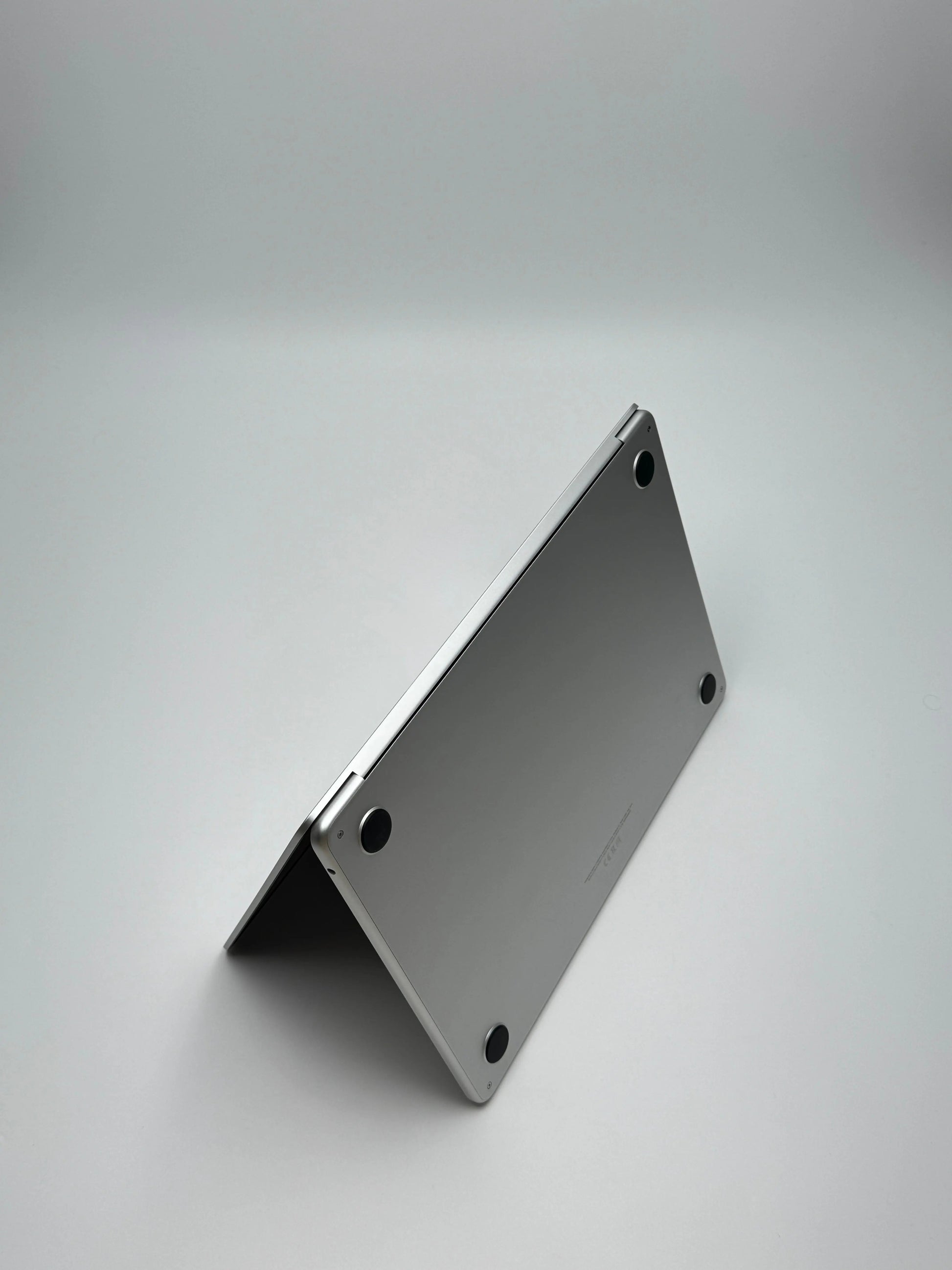 Apple MacBook Air 13,6 Zoll | M2 CPU | 2022 | 256 GB SSD | 8 GB RAM | Silber - D&S Resell GbR