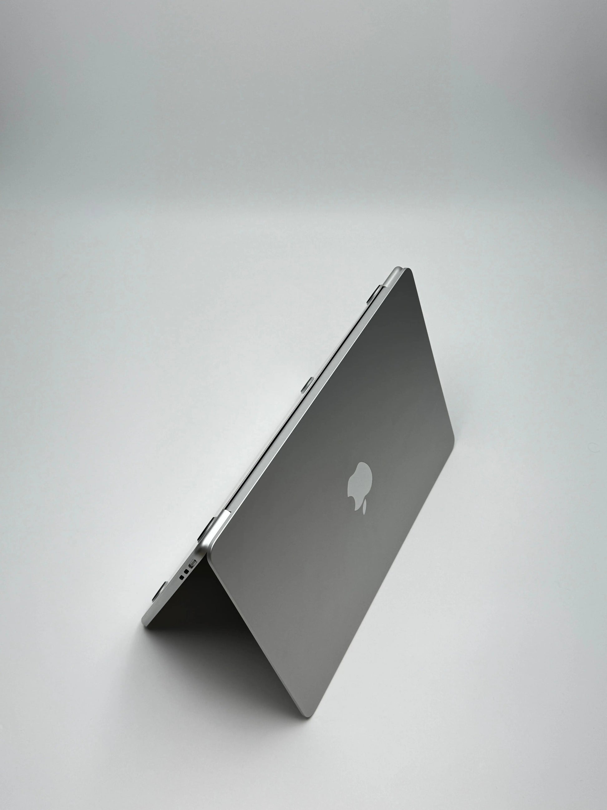 Apple MacBook Air 13,6 Zoll | M2 CPU | 2022 | 256 GB SSD | 8 GB RAM | Silber - D&S Resell GbR