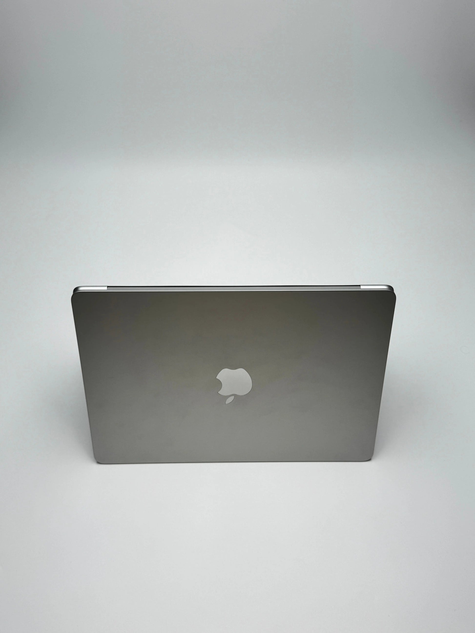 Apple MacBook Air 13,6 Zoll | M2 CPU | 2022 | 256 GB SSD | 8 GB RAM | Silber - D&S Resell GbR