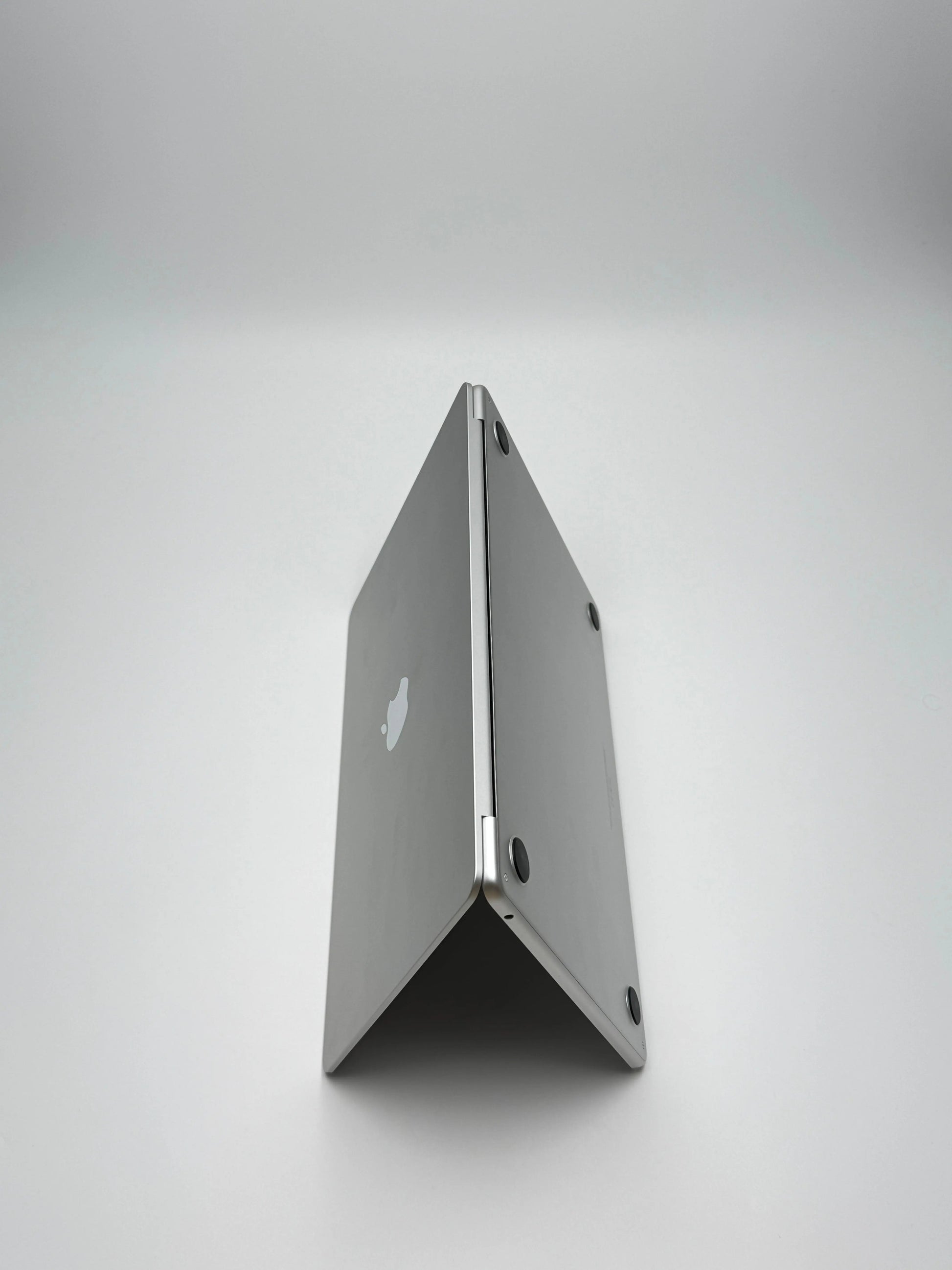 Apple MacBook Air 13,6 Zoll | M2 CPU | 2022 | 256 GB SSD | 8 GB RAM | Silber - D&S Resell GbR