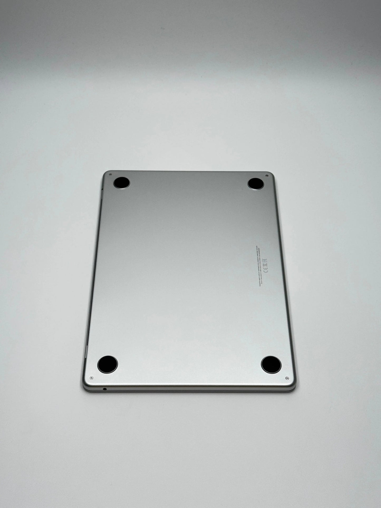 Apple MacBook Air 13,6 Zoll | M2 CPU | 2022 | 256 GB SSD | 8 GB RAM | Silber - D&S Resell GbR