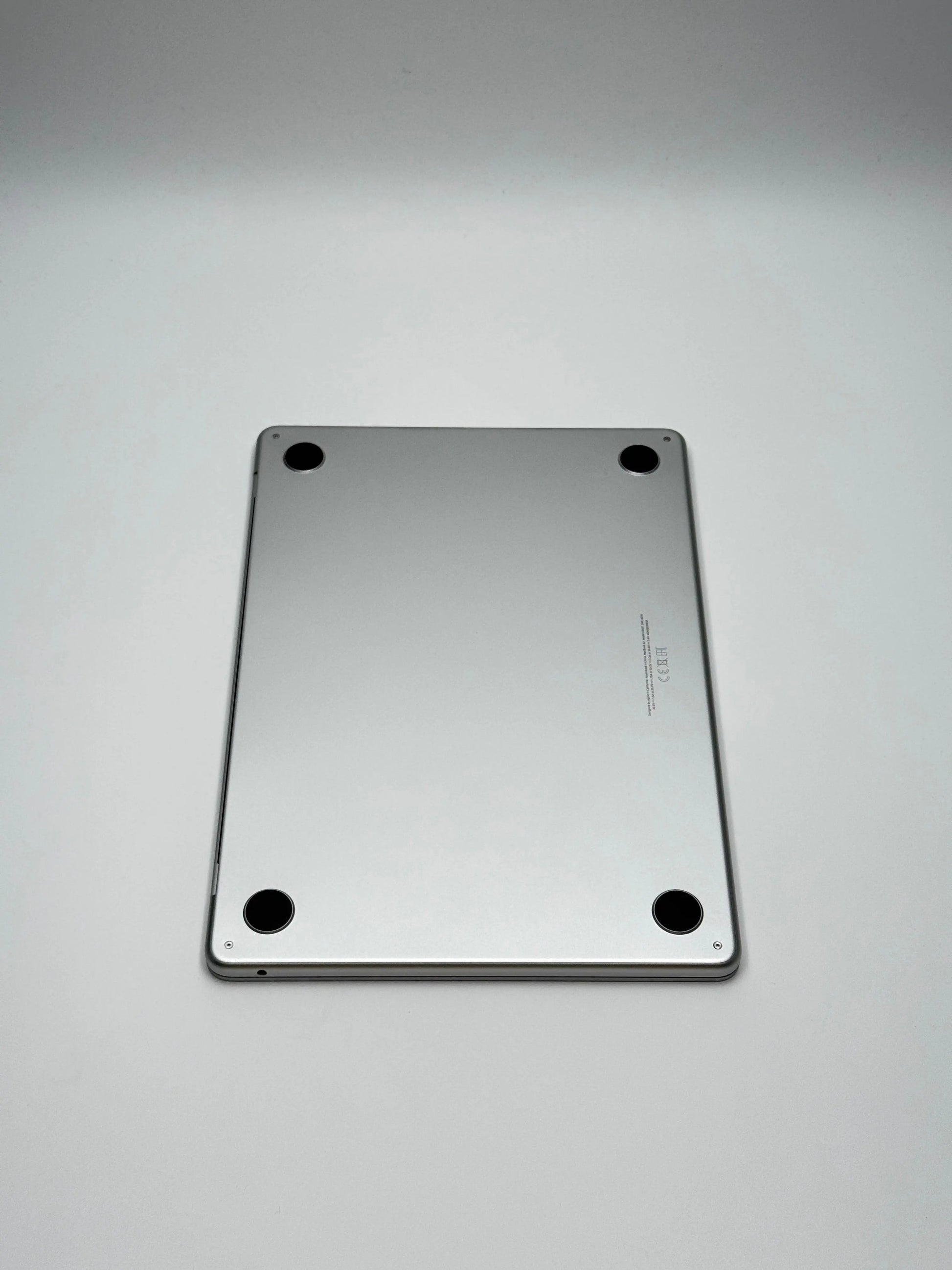 Apple MacBook Air 13,6 Zoll | M2 CPU | 2022 | 256 GB SSD | 8 GB RAM | Silber - D&S Resell GbR