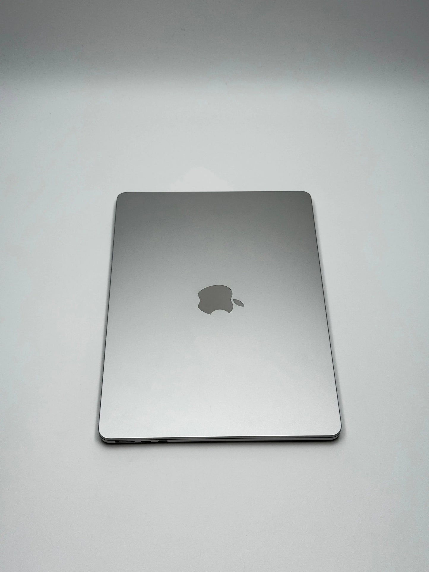 Apple MacBook Air 13,6 Zoll | M2 CPU | 2022 | 256 GB SSD | 8 GB RAM | Silber - D&S Resell GbR