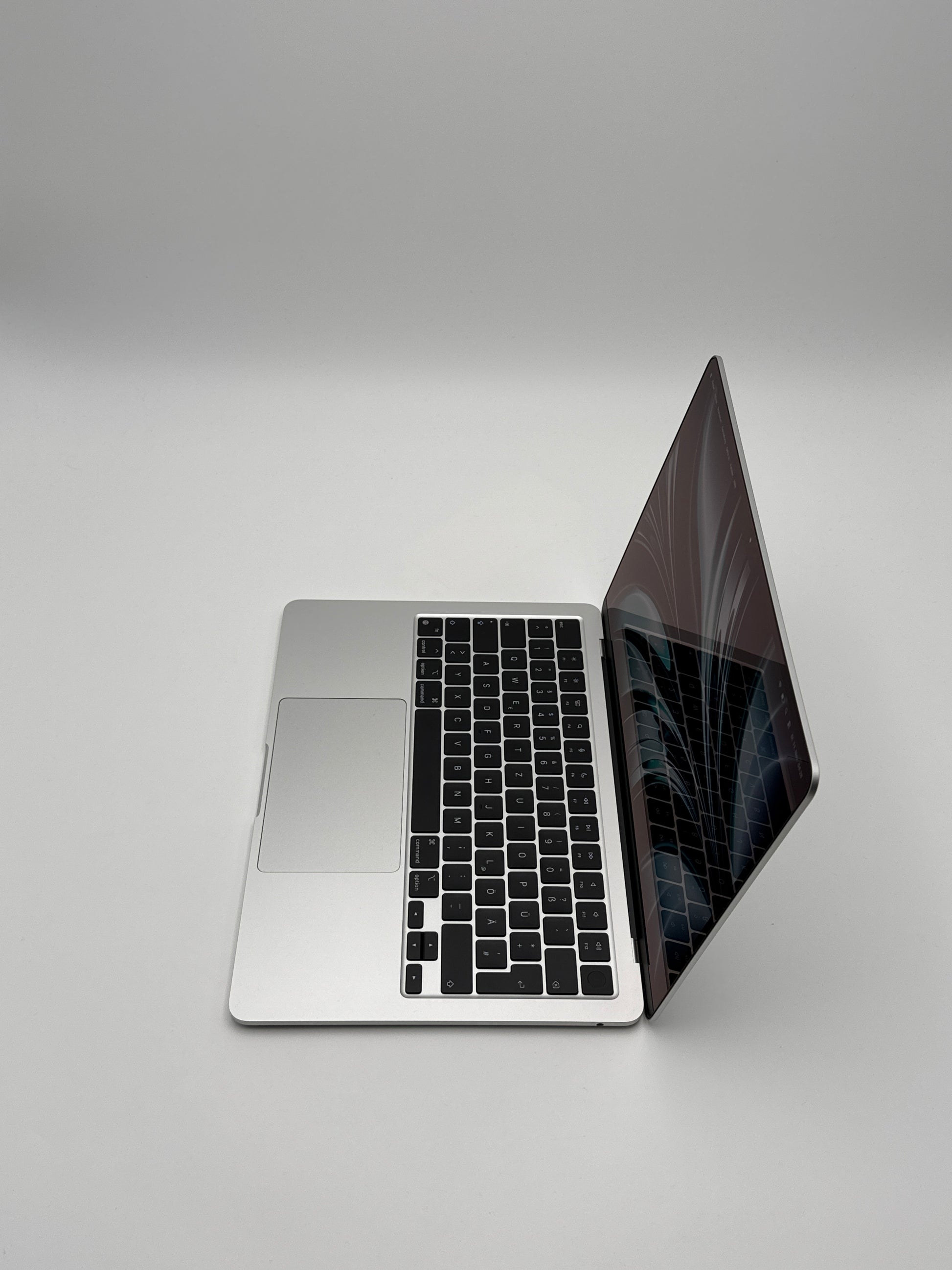 Apple MacBook Air 13,6 Zoll | M2 CPU | 2022 | 256 GB SSD | 8 GB RAM | Silber D&S Resell GbR