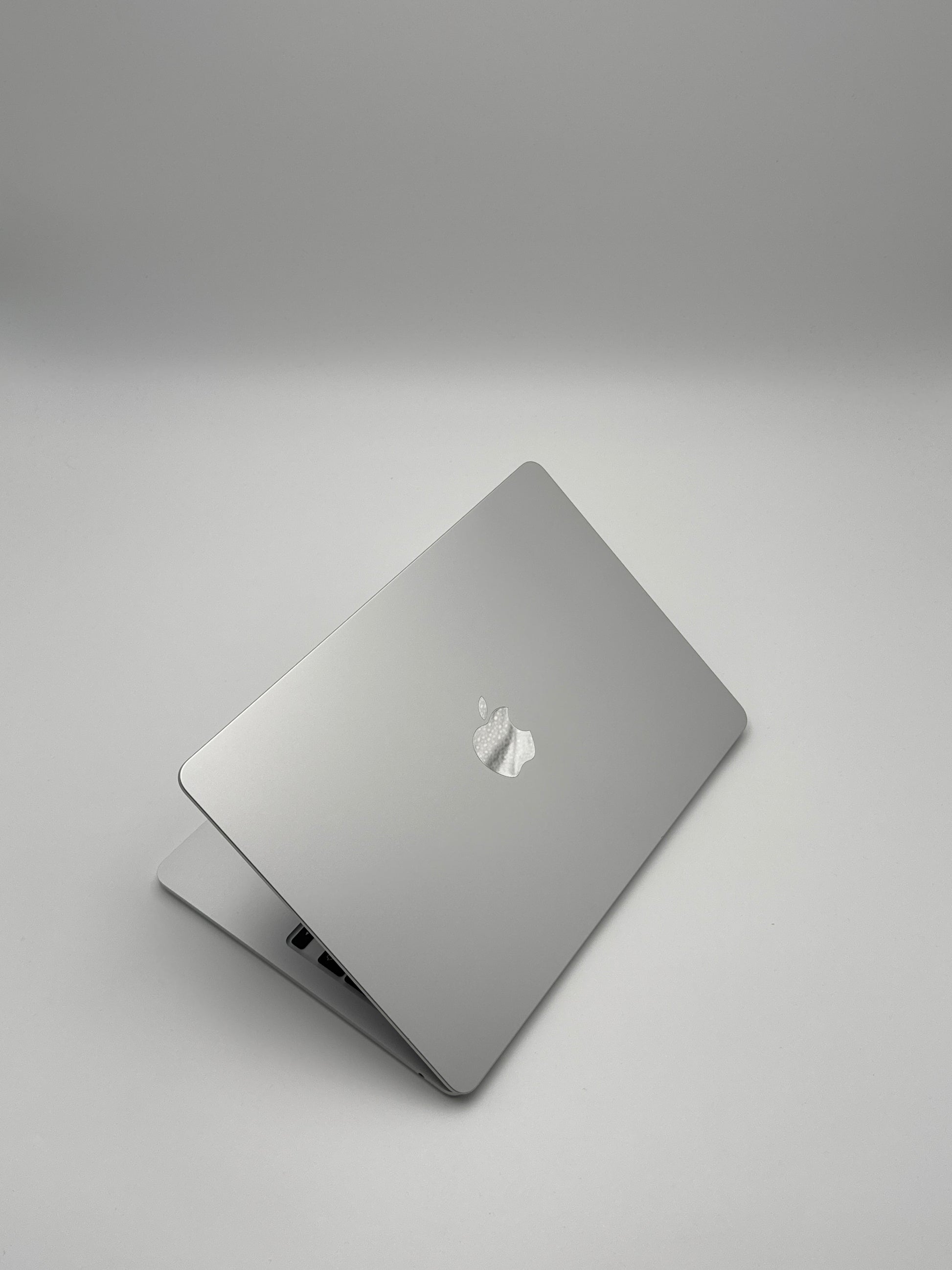 Apple MacBook Air 13,6 Zoll | M2 CPU | 2022 | 256 GB SSD | 8 GB RAM | Silber D&S Resell GbR