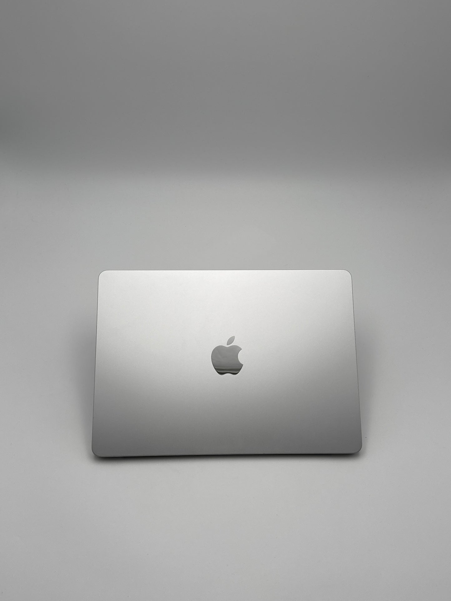 Apple MacBook Air 13,6 Zoll | M2 CPU | 2022 | 256 GB SSD | 8 GB RAM | Silber D&S Resell GbR