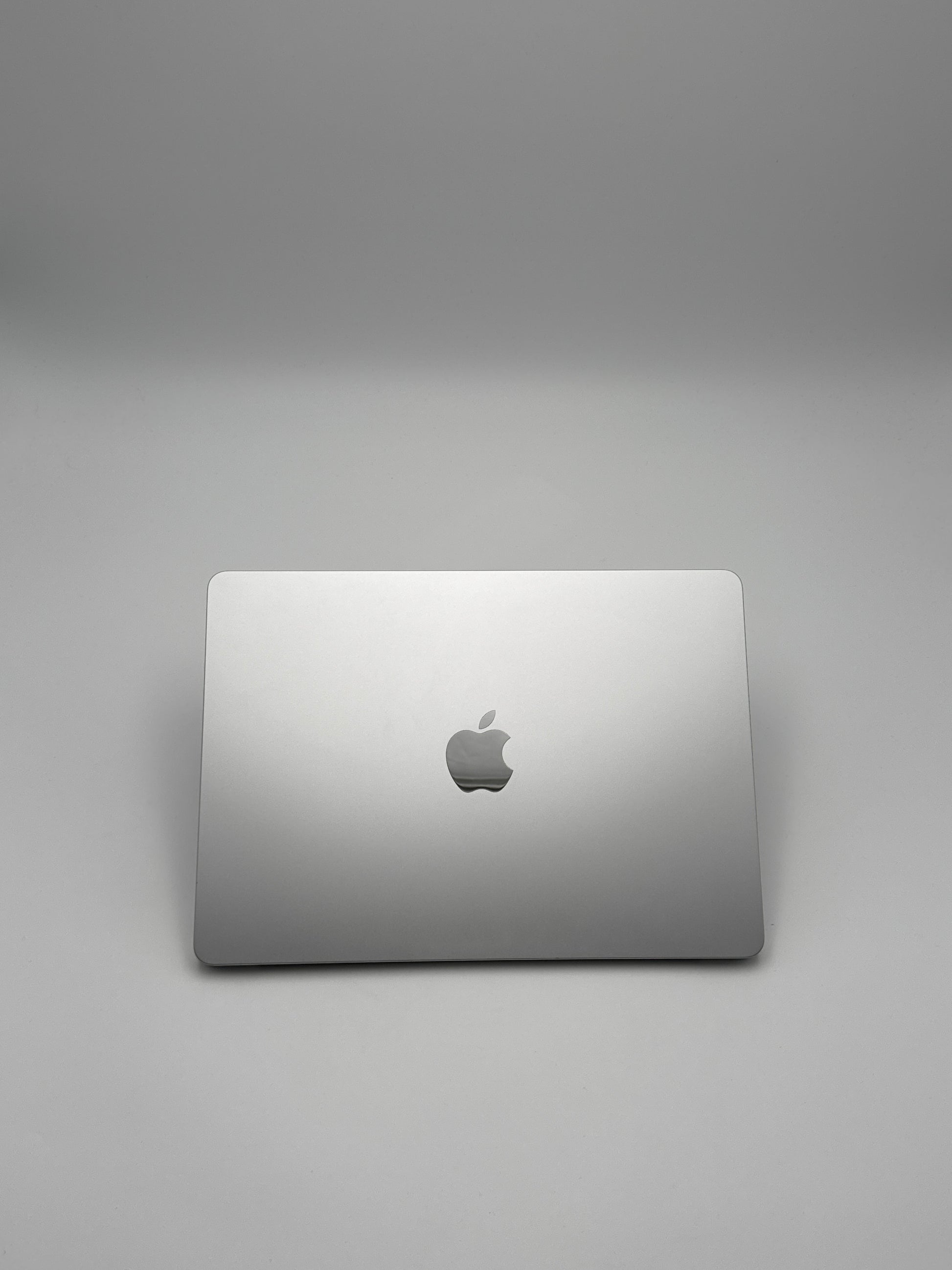 Apple MacBook Air 13,6 Zoll | M2 CPU | 2022 | 256 GB SSD | 8 GB RAM | Silber D&S Resell GbR