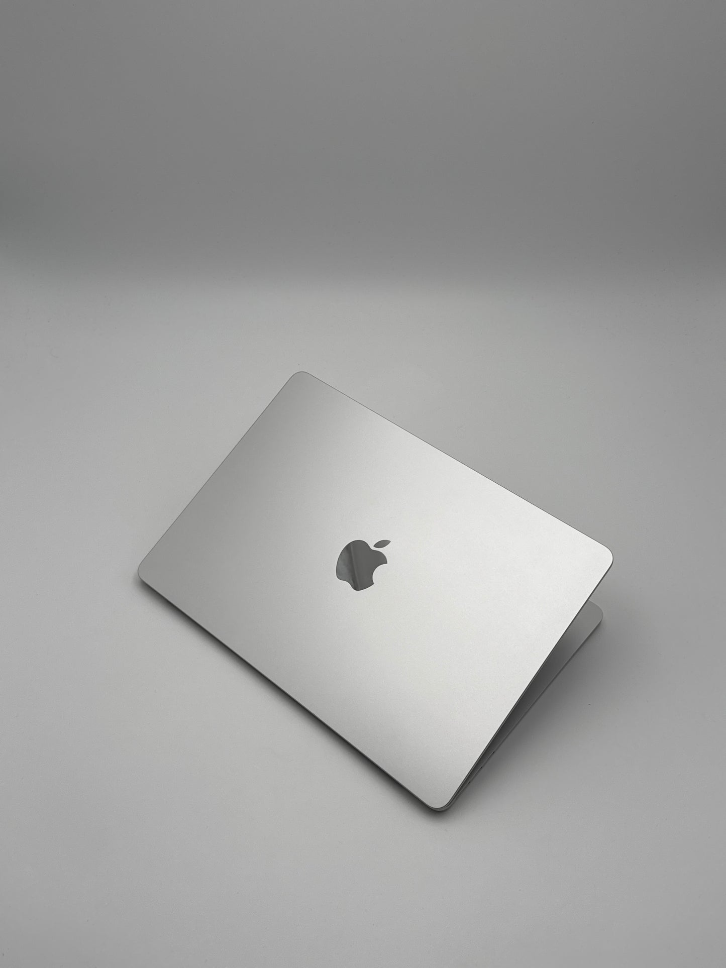 Apple MacBook Air 13,6 Zoll | M2 CPU | 2022 | 256 GB SSD | 8 GB RAM | Silber D&S Resell GbR