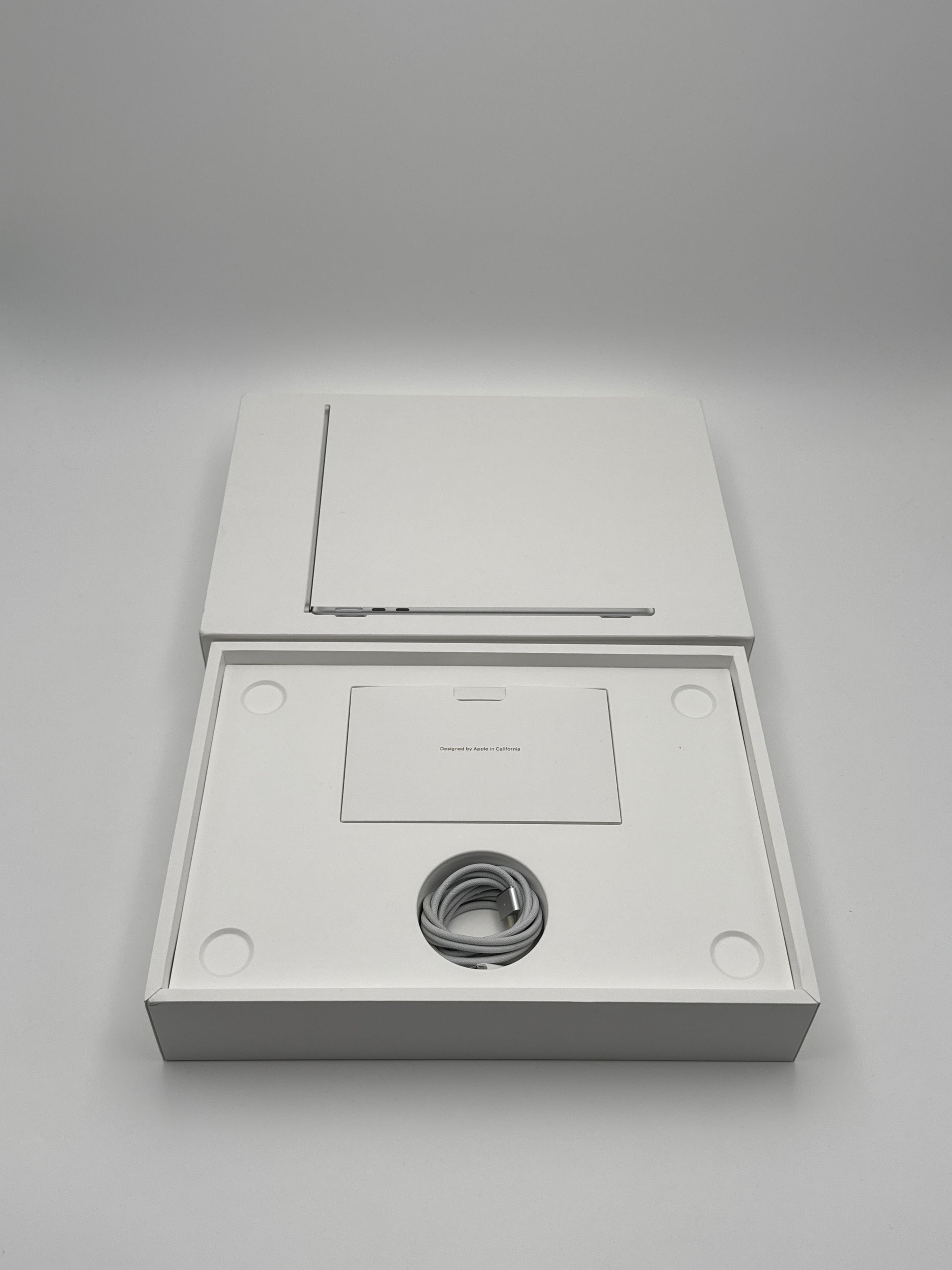 Apple MacBook Air 13,6 Zoll | M2 CPU | 2022 | 256 GB SSD | 8 GB RAM | Silber D&S Resell GbR